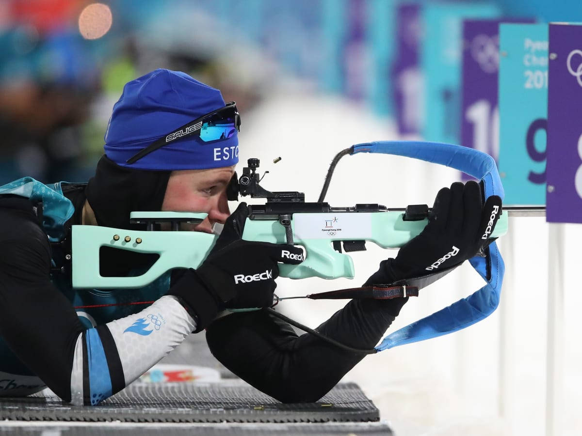 Kalev Ermits在2018平昌冬奧會越野滑雪射擊賽中專注射擊