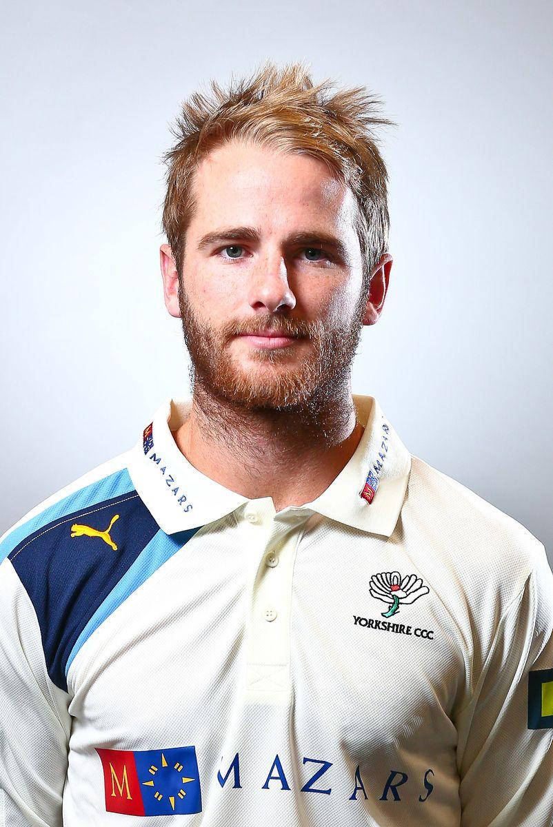 Kane Williamson 白色背景 壁紙 — 一名身穿約克郡CCC球衣的男性板球運動員，在純色工作室背景前以自信的眼神擺姿勢。