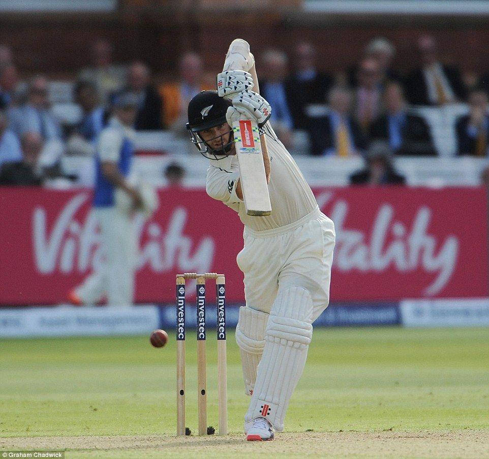Kane Williamson 擊球 壁紙 — 一名身穿白色球衣的板球擊球手在日間比賽中，於綠色場地上揮動球棒擊打紅色球，背景有觀眾。