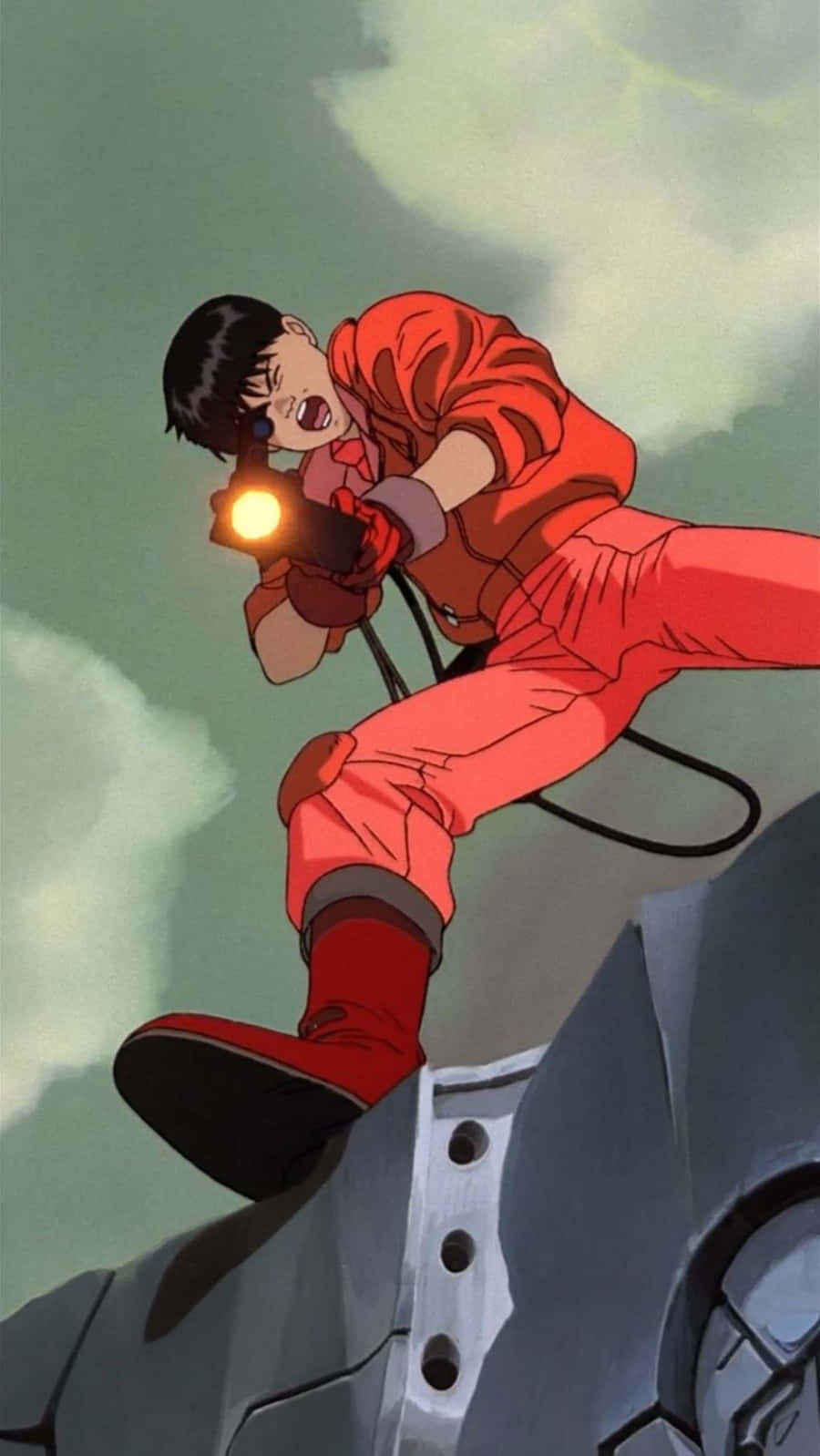 Kaneda 射擊槍械 壁紙 — 一個堅定的動漫角色穿著紅色連身衣，緊緊抓住金屬結構，同時向多雲的天空發射發光的武器。