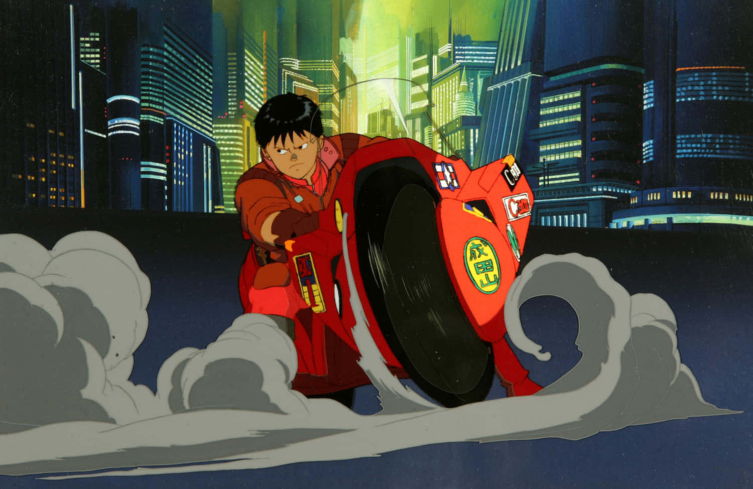 Kaneda 騎上自行車 壁紙 — 一位堅定的紅色動漫騎士在夜間騎著紅色摩托車，在霓虹燈閃爍的未來城市中急轉彎。