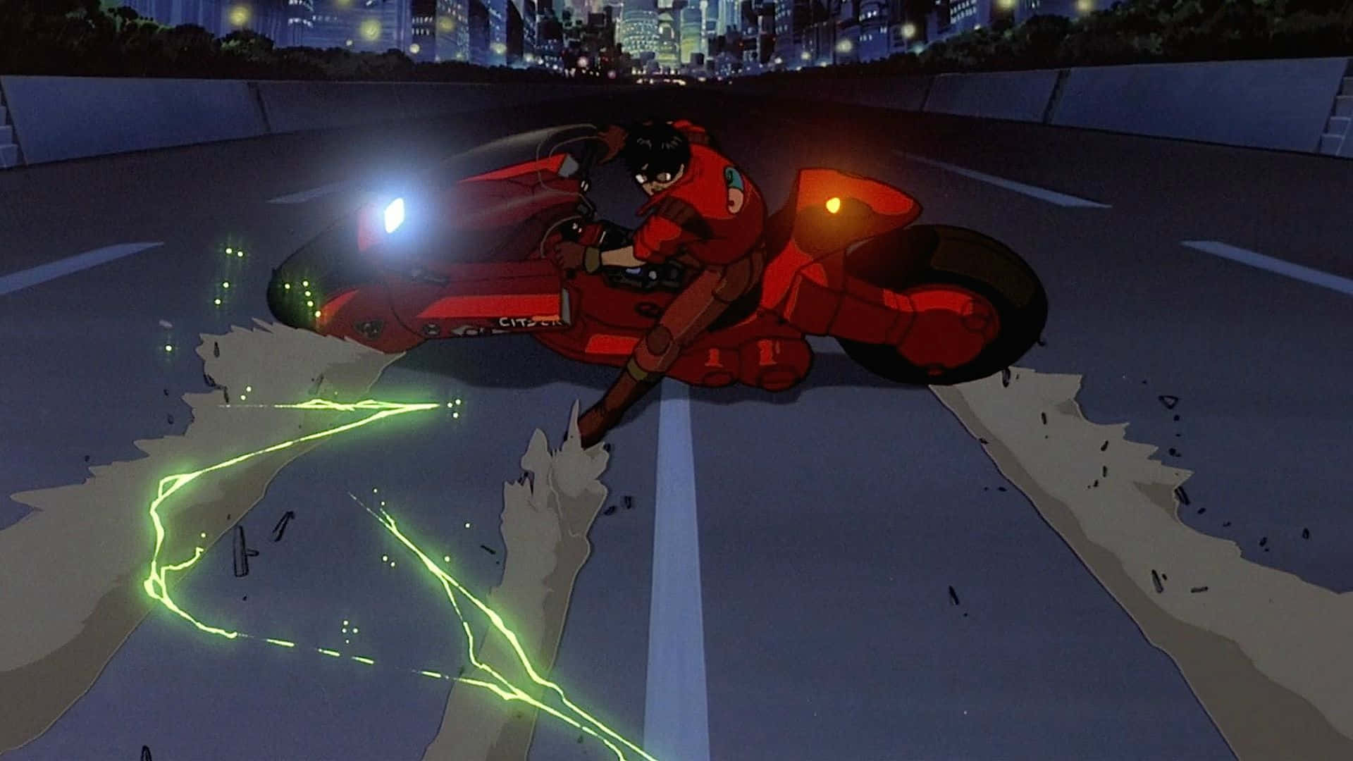 Kaneda 騎車彎道 壁紙 — 一輛紅色電單車帶着發光的綠色軌跡，在夜晚的城市高速公路上奔馳，背景是霓虹燈和摩天大樓。