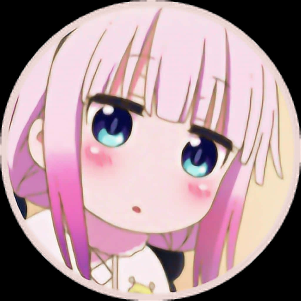 Kanna Kamui 動漫角色 壁紙 — 一個圓形動漫女孩，粉紅色頭髮，藍色眼睛，在黑色背景下輕輕臉紅。