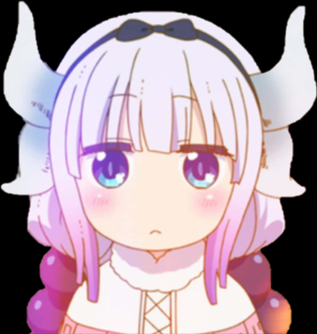 Kanna Kamui 動漫角色 壁紙 — 一個有白色角和紫色眼睛的Q版動漫女孩，穿著帶有粉紅色點綴的白色連衣裙，背景為黑色。