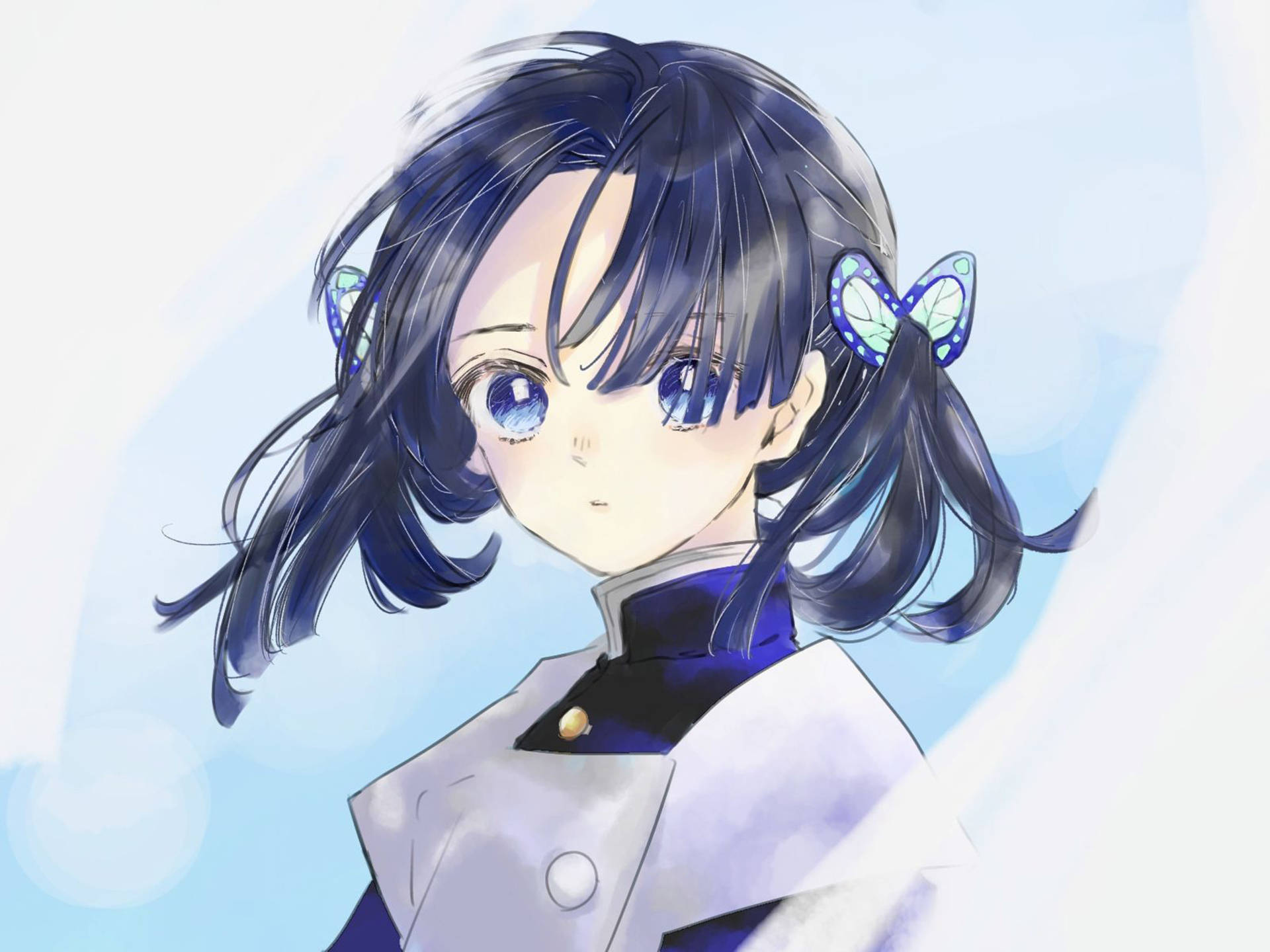 《鬼滅之刃》Kannazuki Aoi 冷靜凝視 壁紙 — 一位年輕的動漫女孩，深藍色頭髮，蝴蝶髮夾，在柔和的藍色漸變背景前溫柔地凝視。