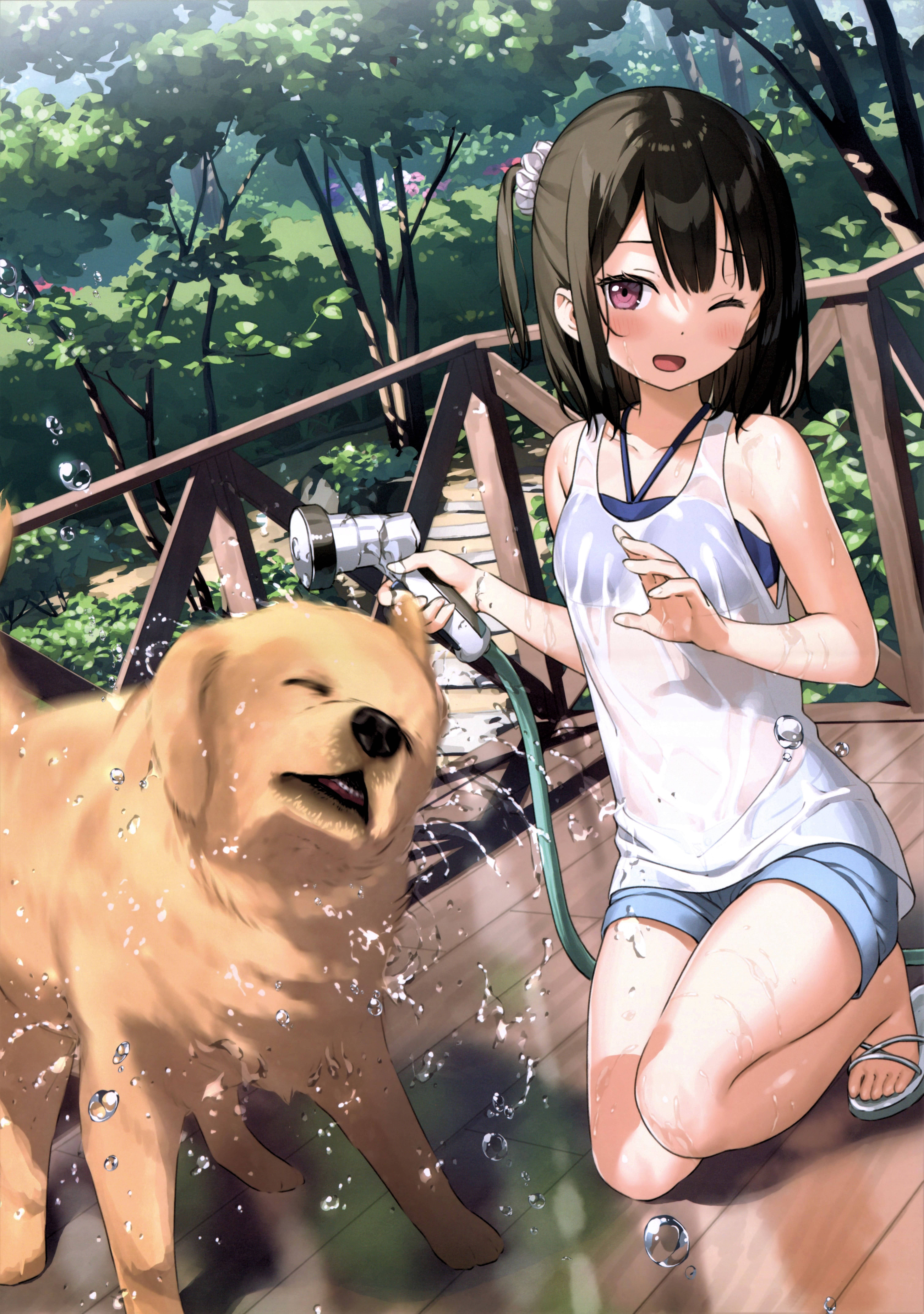 Kantoku Shizuku為動漫犬洗澡 壁紙 — 一個開心的動畫女孩，深色頭髮，在木製甲板上用軟管為金毛尋回犬洗澡，周圍是茂密的綠樹，她眨著眼。
