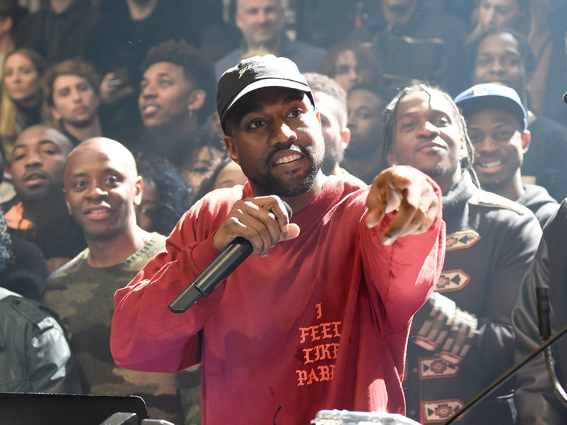 Kanye West 在舞台上表演，身後有群眾