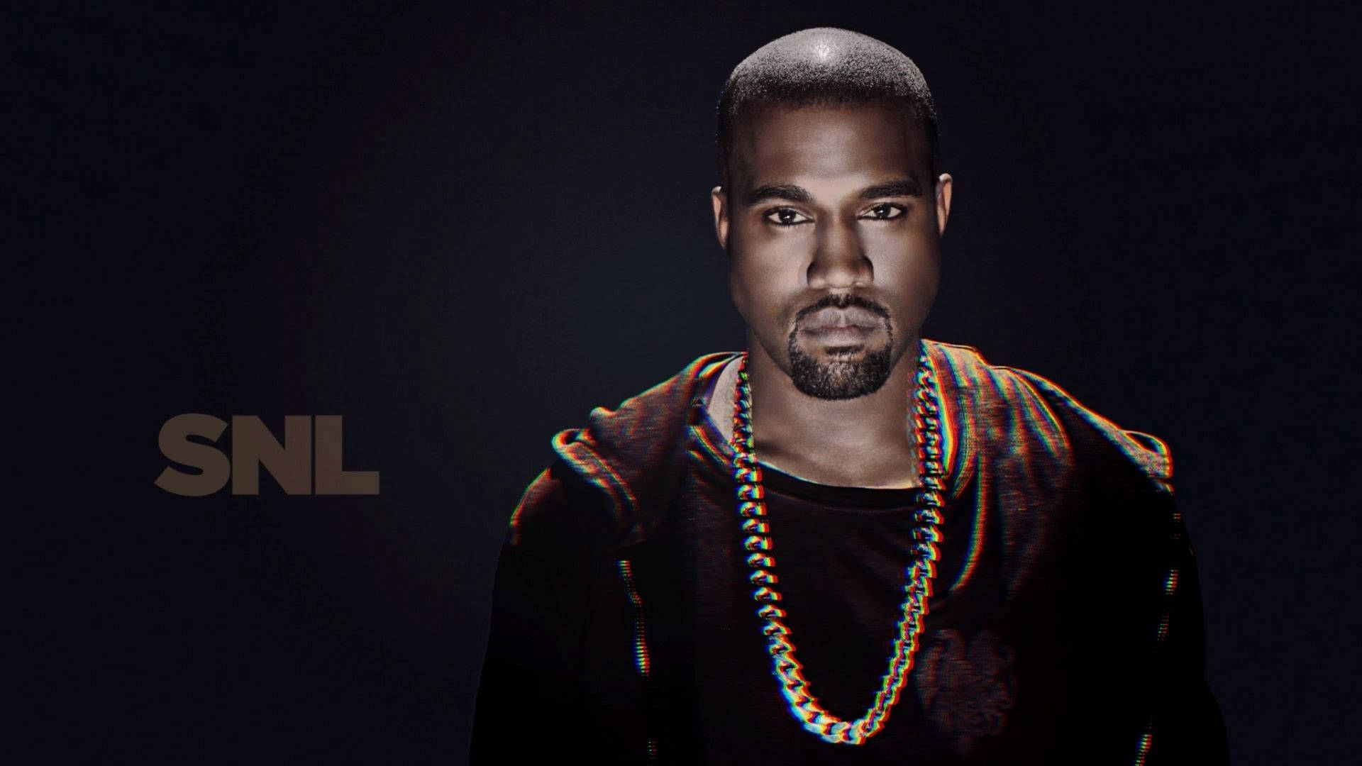 Kanye West SNL海報 壁紙 — Kanye West 戴著粗鏈項鍊，在深色背景和SNL標誌下，強烈凝視鏡頭。