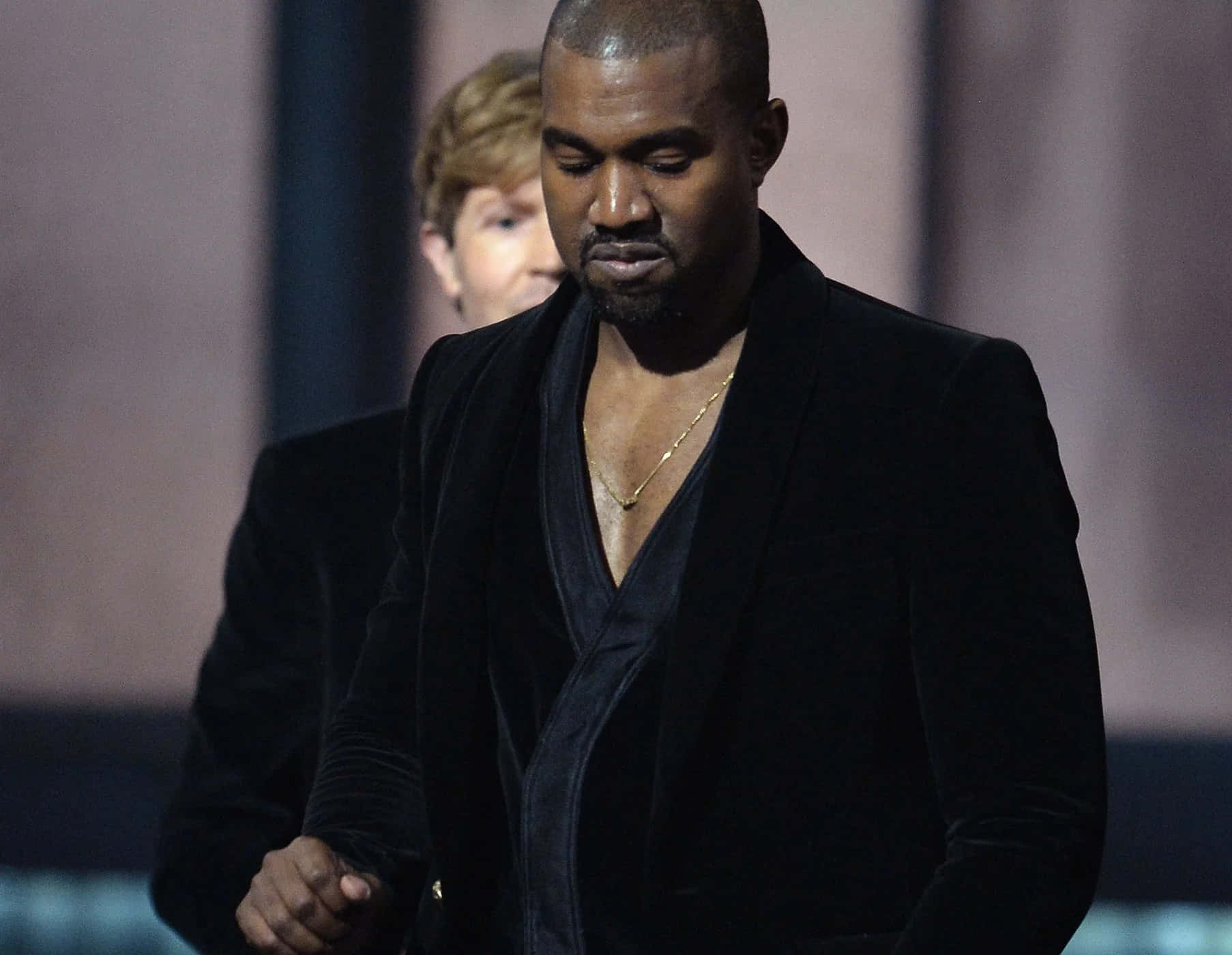 Kanye West 與一名女子步下舞台 壁紙