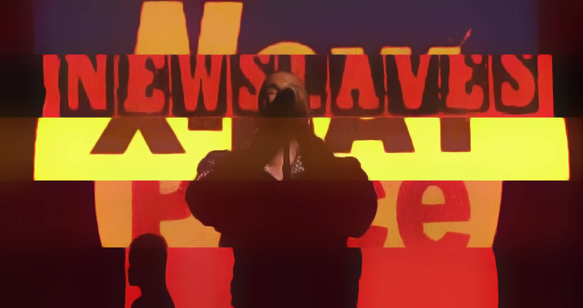 Kanye West復古海報 壁紙 — 一個剪影人物站在大膽的紅色和黃色 'NEW SLAVES' 文字背景前，場景昏暗且對比強烈。