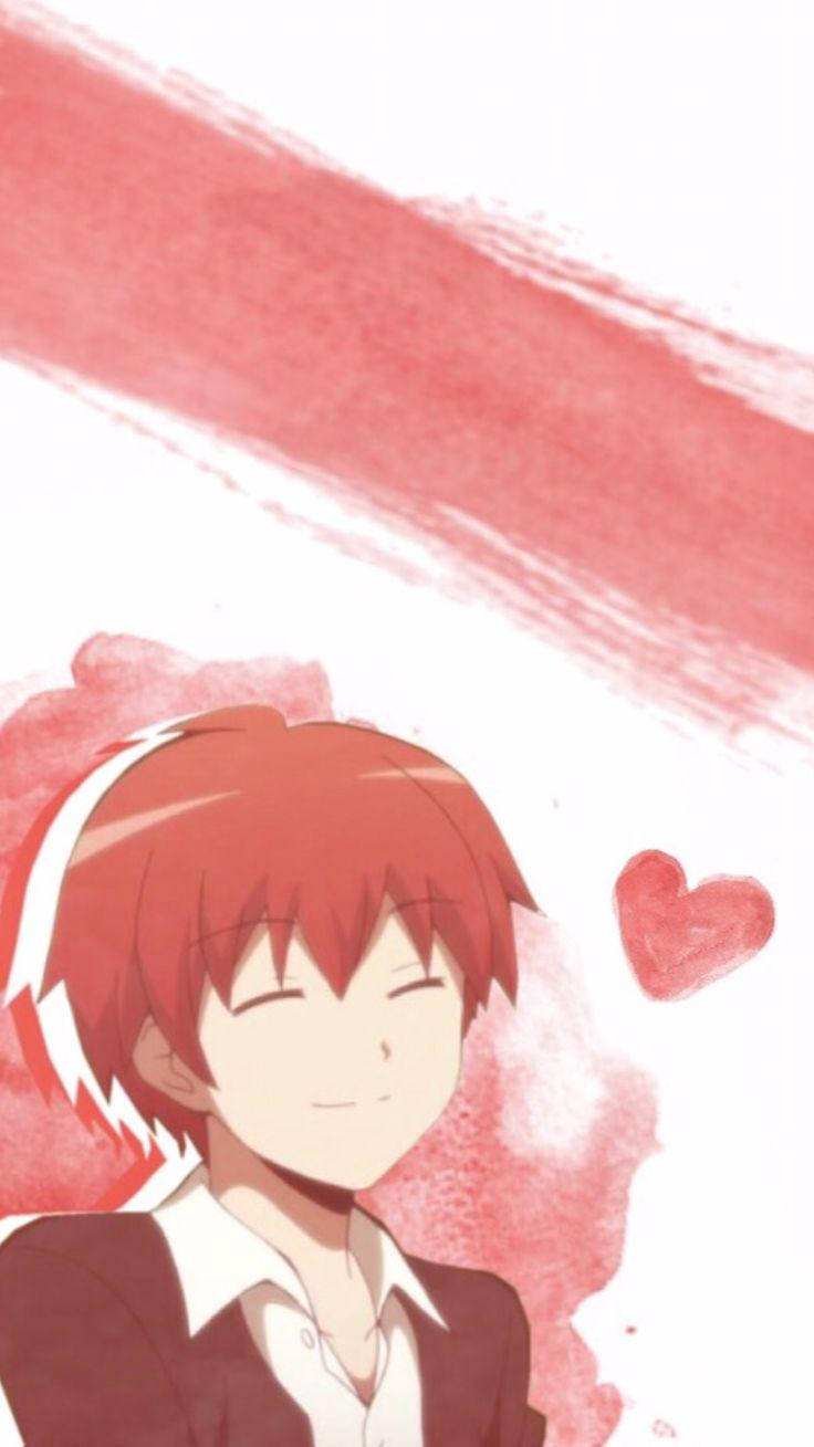 Karma Akabane 可愛微笑 壁紙 — 一個開心的動畫男孩，紅髮，在柔和粉彩水彩背景上微笑，有一顆漂浮的心。