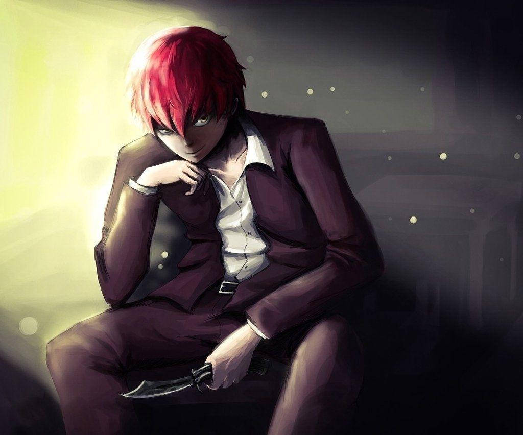 Karma Akabane 坐姿剪影 壁紙 — 一個紅髮動漫角色穿著深色西裝，在戲劇性的黃色背光下沉思地坐著，手持一把刀。