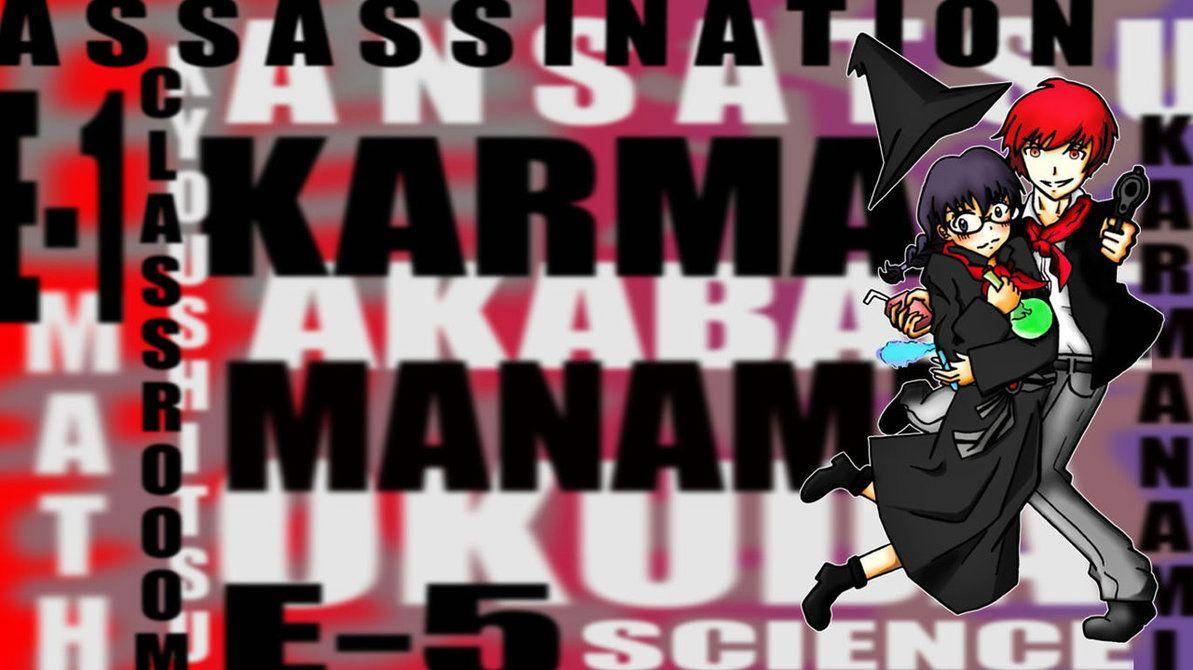 Karma Akabane 與 Manami Okuda 壁紙 — 兩個穿著校服的動漫角色在重複的班級名稱和大文字組成的鮮紅色背景上動態跳躍。