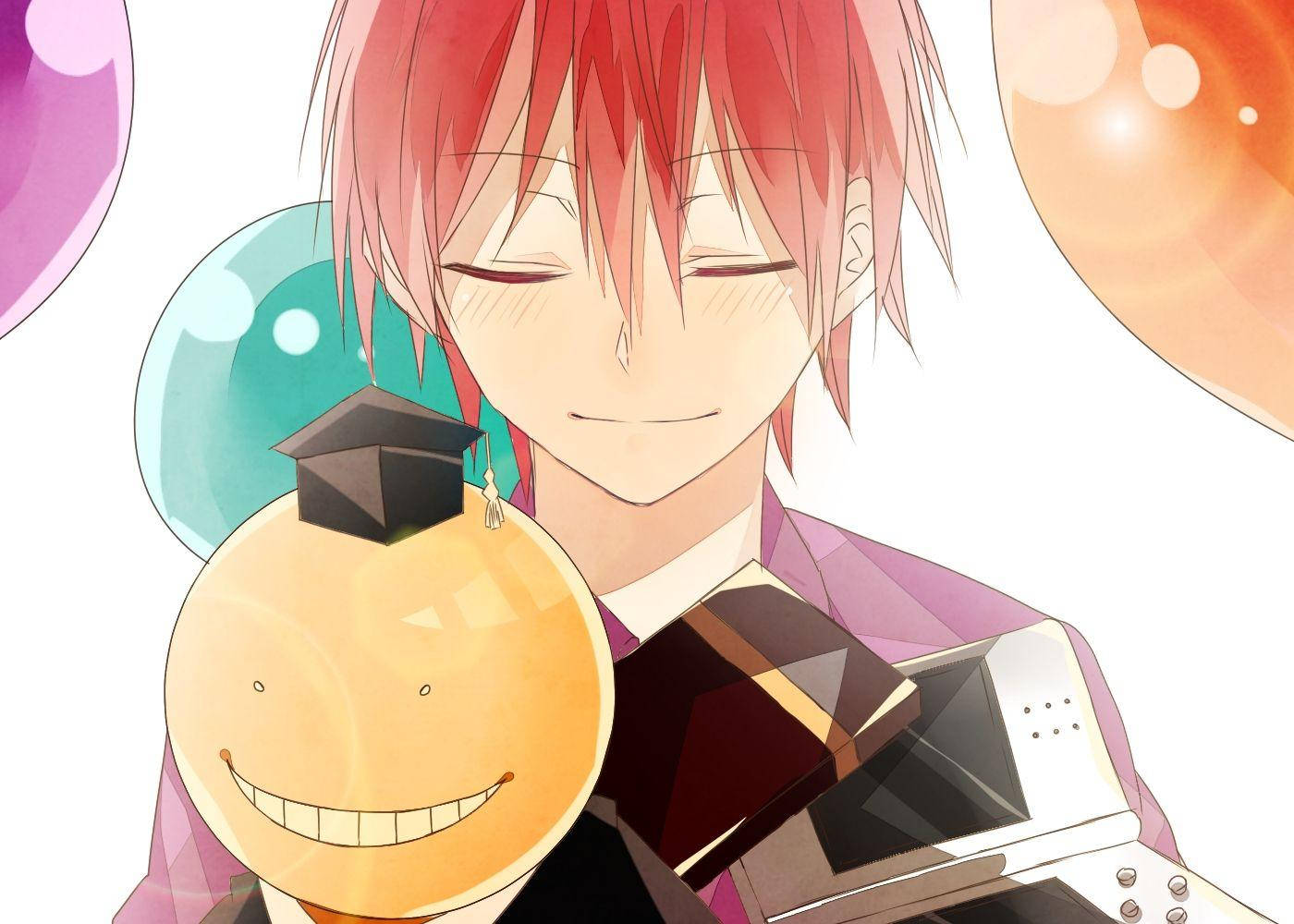 Karma Akabane 與 Koro-sensei 壁紙 — 一個紅髮的開朗動畫男孩微笑著，抱著一個戴畢業帽的圓形吉祥物。
