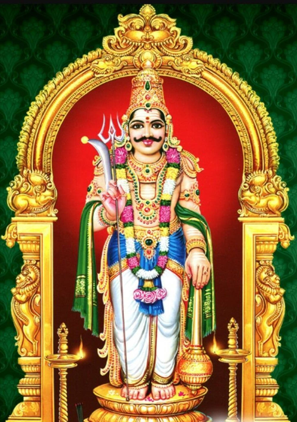 Karuppasamy 綠色美學 壁紙 — 一位閃耀的印度教神祇，佩戴金飾和彩色花環，站在華麗的金色拱門內，背景為紅色和綠色。