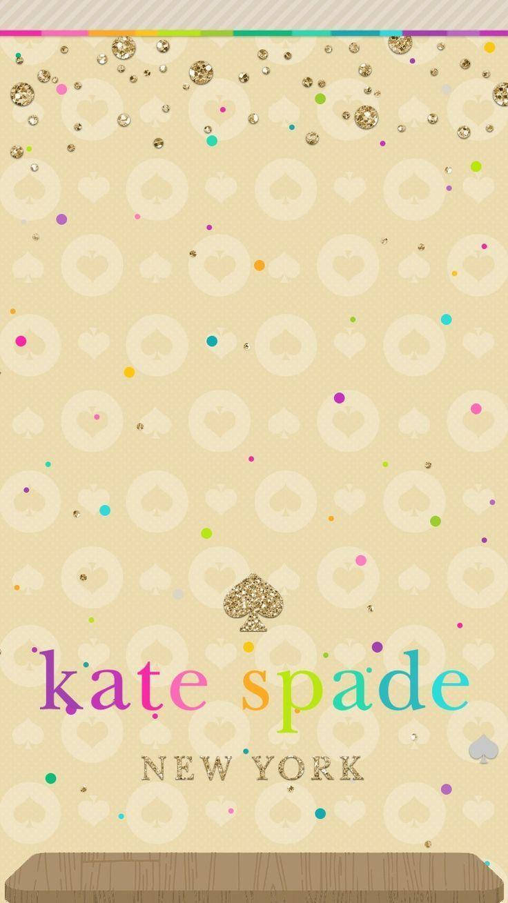 Kate Spade New York標誌在米色牆紙上，帶有黑桃圖案和彩色圓點。