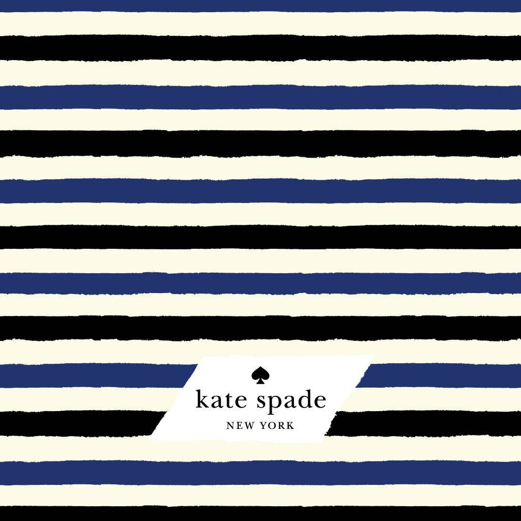 海軍藍、黑色和奶油色條紋壁紙，帶有Kate Spade New York標誌。