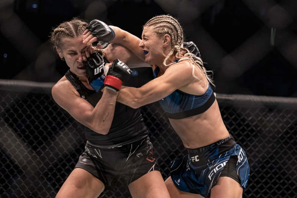Katlyn Chookagian 熱烈對戰 壁紙 — 兩名女性MMA拳手在激烈的籠鬥中碰撞，表情強烈，動作動感。