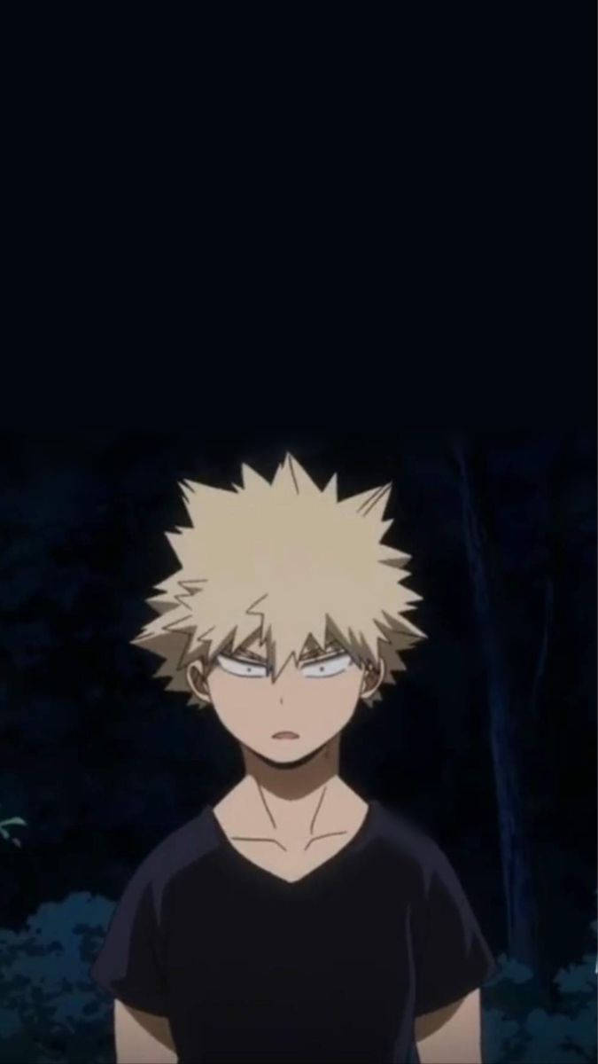 動畫鎖屏壁紙 Katsuki Bakugo 壁紙 — 一個黑色襯衫、頭髮豎起的動畫男孩，在夜晚的黑暗森林中，眼睛發光，莊嚴地站立。