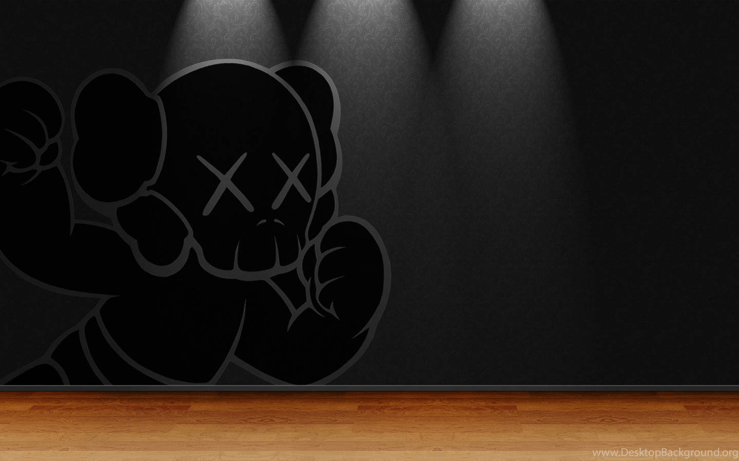 Kaws Companion 黑牆藝術 壁紙 — 一個風格化的黑色KAWS熊剪影，帶有X形眼睛，被三個聚光燈照亮在木地板上方的暗牆上。