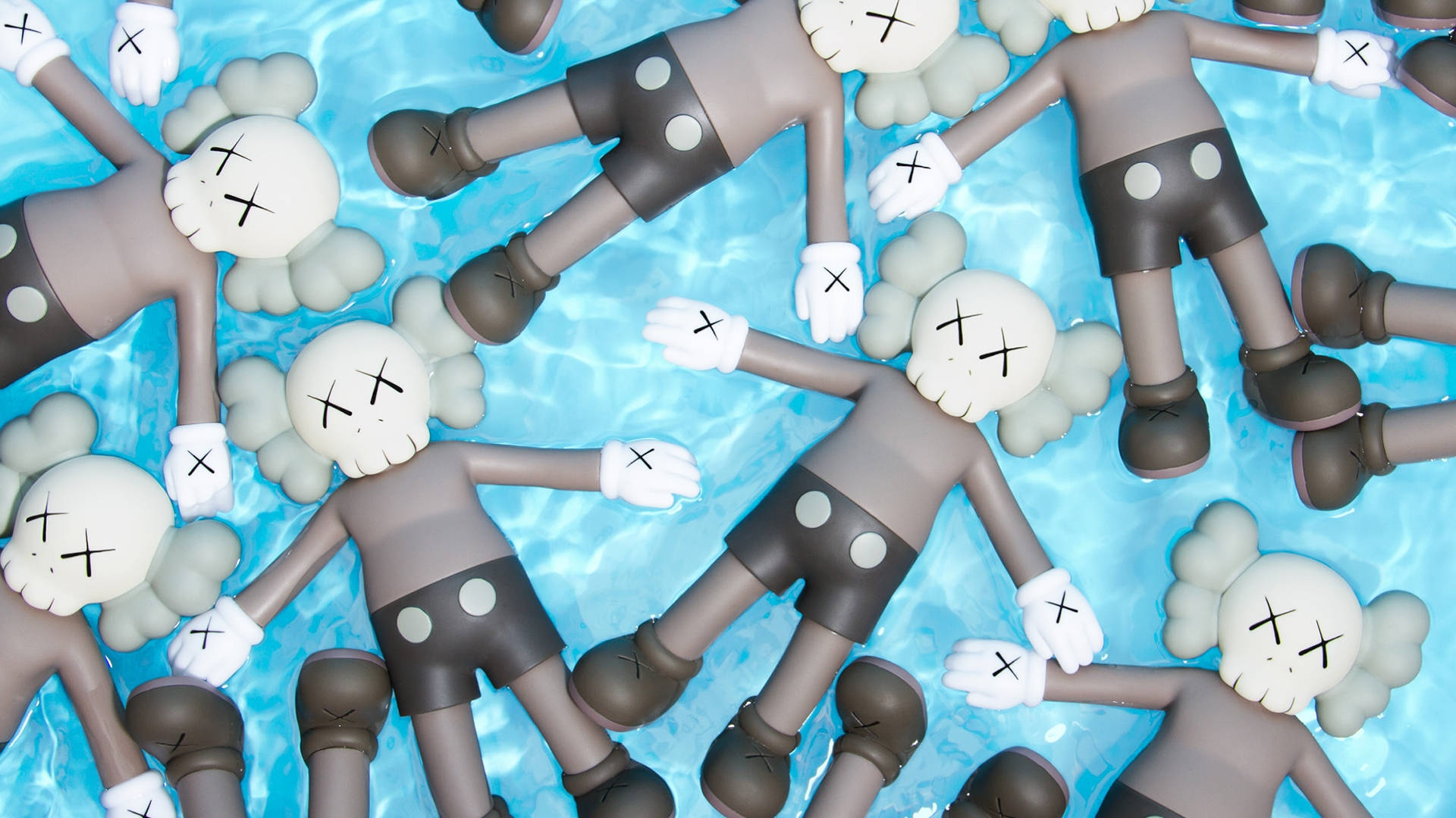 KAWS Companion泳池派對 壁紙 — 多個KAWS Companion公仔臉朝下漂浮在漣漪的藍色水中，頭部附有白色雲朵。