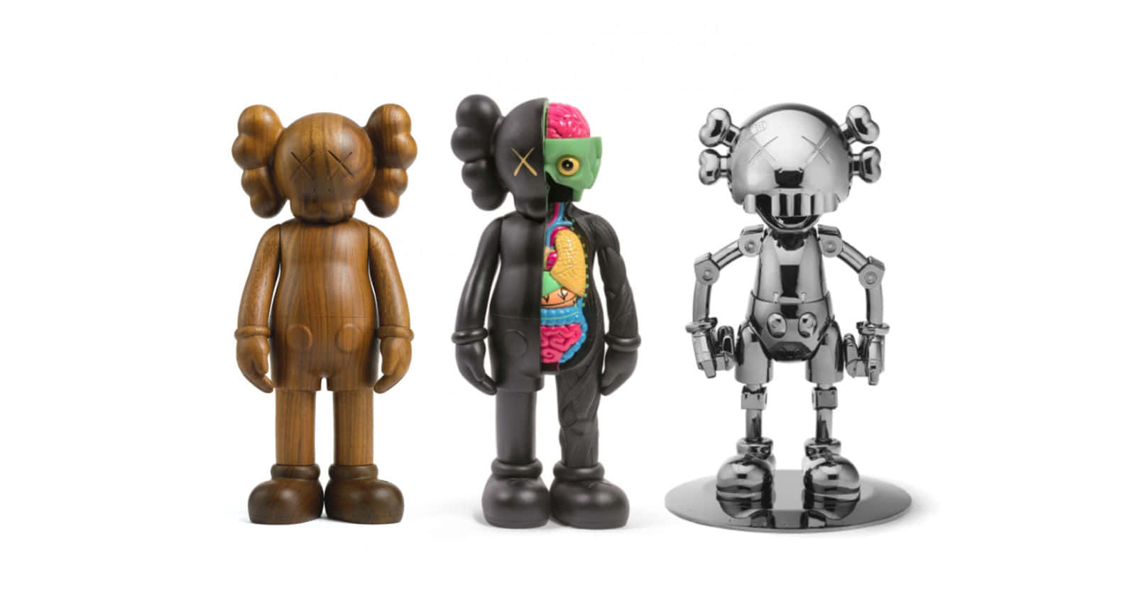 KAWS Rebar Companion 鋼雕 壁紙 — 三個KAWS Companion公仔並排站立：木製、解剖學和鉻金屬，每個都有標誌性的X眼睛。