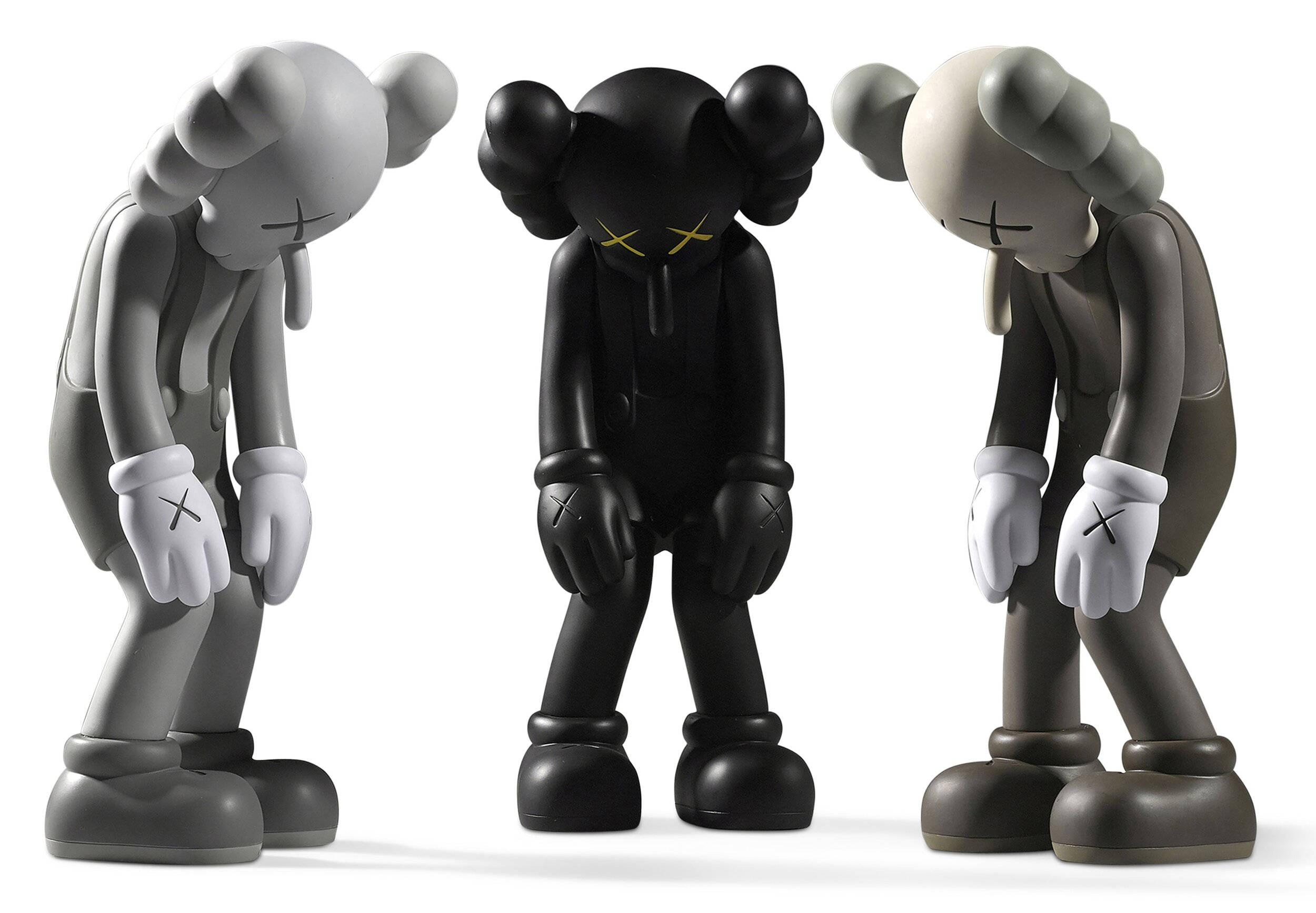 KAWS《Small Lies》人偶組 壁紙 — 三個灰色、黑色和棕色的KAWS Companion公仔在純白背景下低頭。