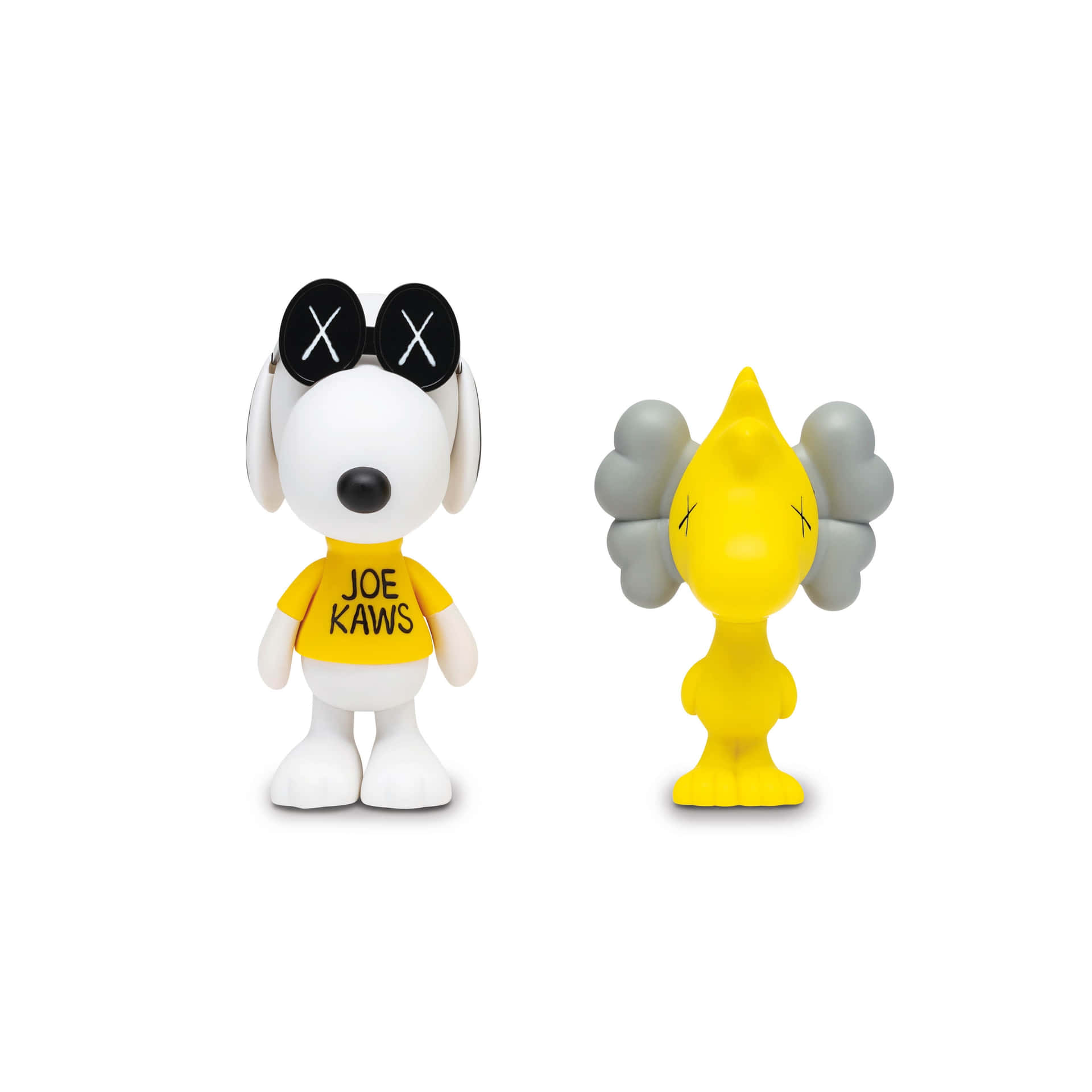 KAWS Snoopy 與 Woodstock 模型 壁紙 — 兩個風格化的KAWS公仔：一隻穿著黃色襯衫和黑色太陽眼鏡的白狗，另一隻是灰色翅膀的黃鳥，兩者都有X眼睛，背景為純白色。
