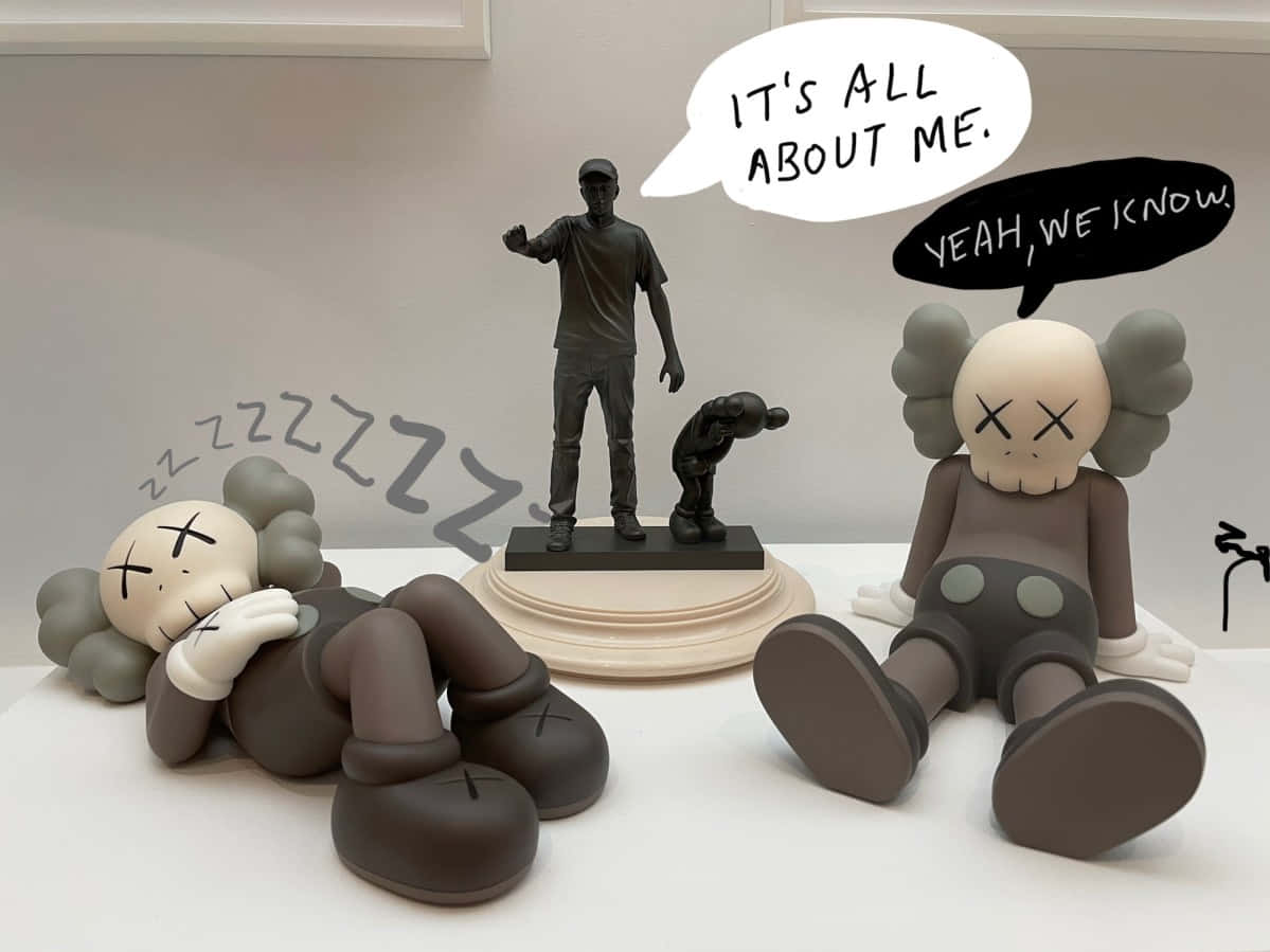 KAWS — 探索藝術的意義 壁紙 — 三個KAWS公仔在簡約房間中，一個睡覺，一個與雕像站立，一個坐著並有對話氣泡。