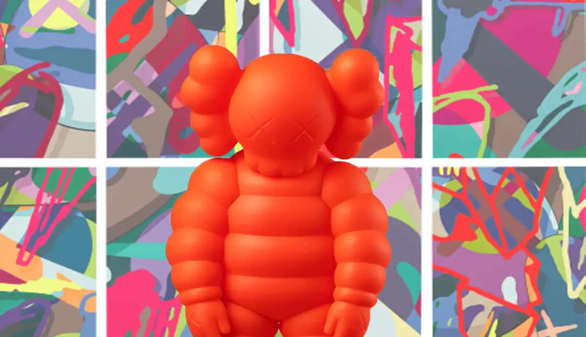 KAWS —— 流行藝術之王 壁紙 — 一個亮橙色的KAWS人偶居中站立，背景是色彩繽紛的幾何形狀和線條組成的充滿活力的抽象拼貼畫。