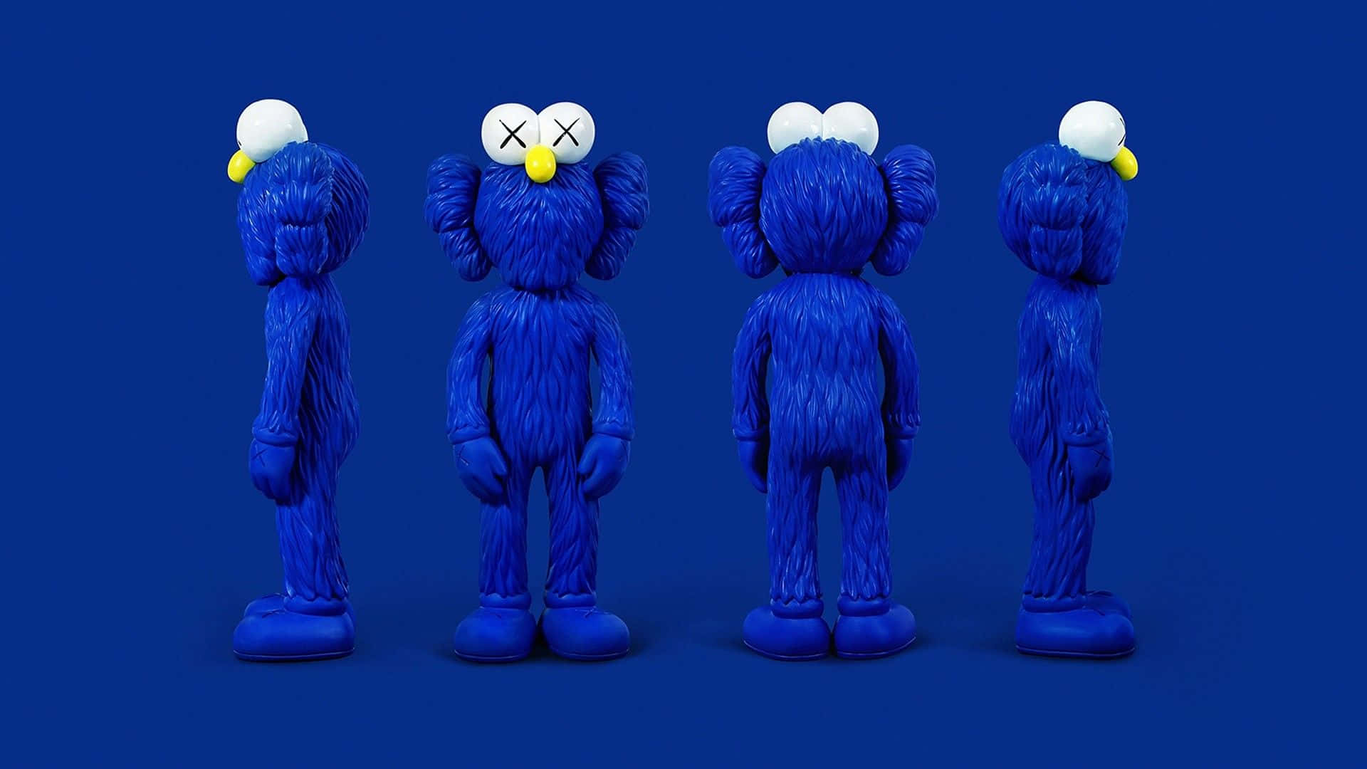 KAWS 的經典頭部造型角色 壁紙 — 四個藍色KAWS人偶排成一排，背景為純藍色，每個面向不同方向，有白色眼睛和黃色鼻子。