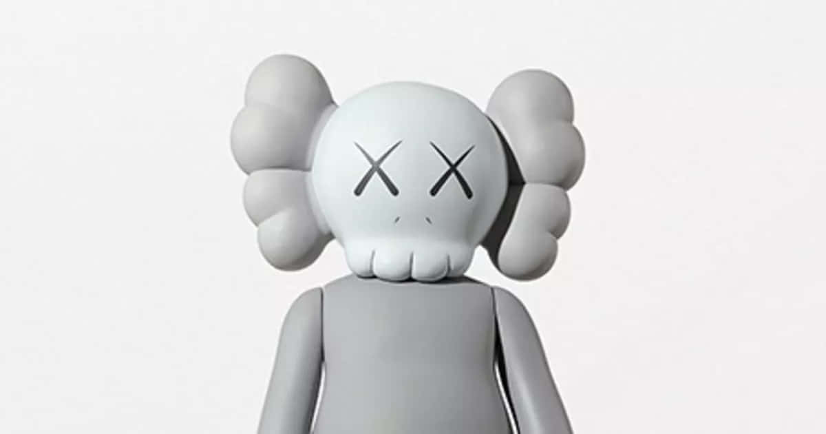 KAWS 經典 Companion 人物漂浮於星雲之中 壁紙 — 一個灰色的KAWS Companion公仔，有X形眼睛和雲朵狀耳朵，站在純白色背景前。