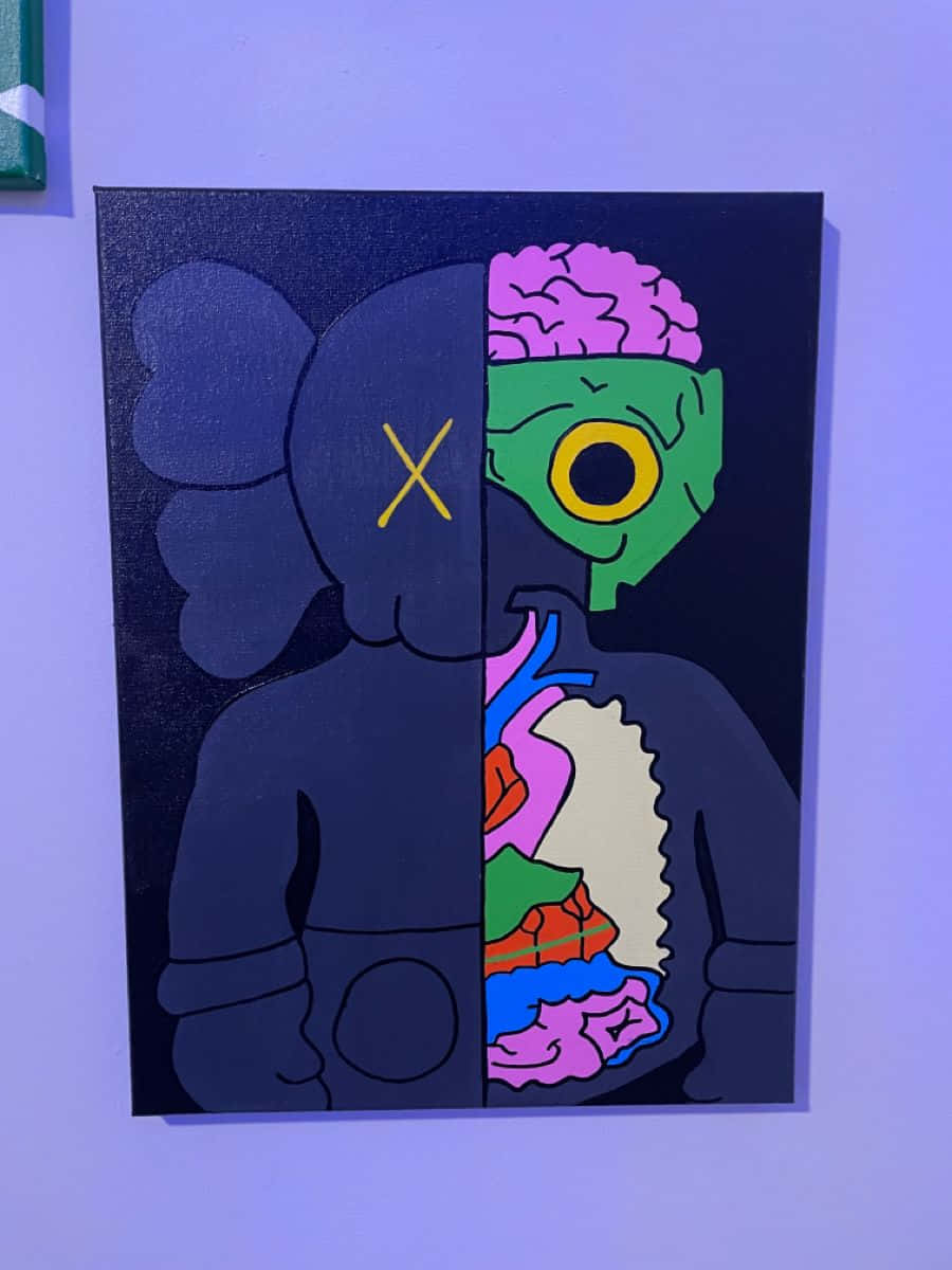 KAWS — 街頭藝術傳奇 壁紙 — 一個分裂面孔的KAWS公仔，一側黑暗並戴著面具，另一側露出色彩繽紛的內臟和大腦。
