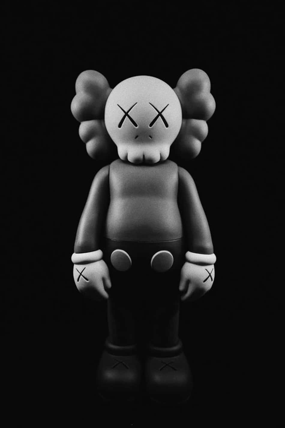 KAWS Companion玩具公仔，帶有X形眼睛和雙手，背景為黑色