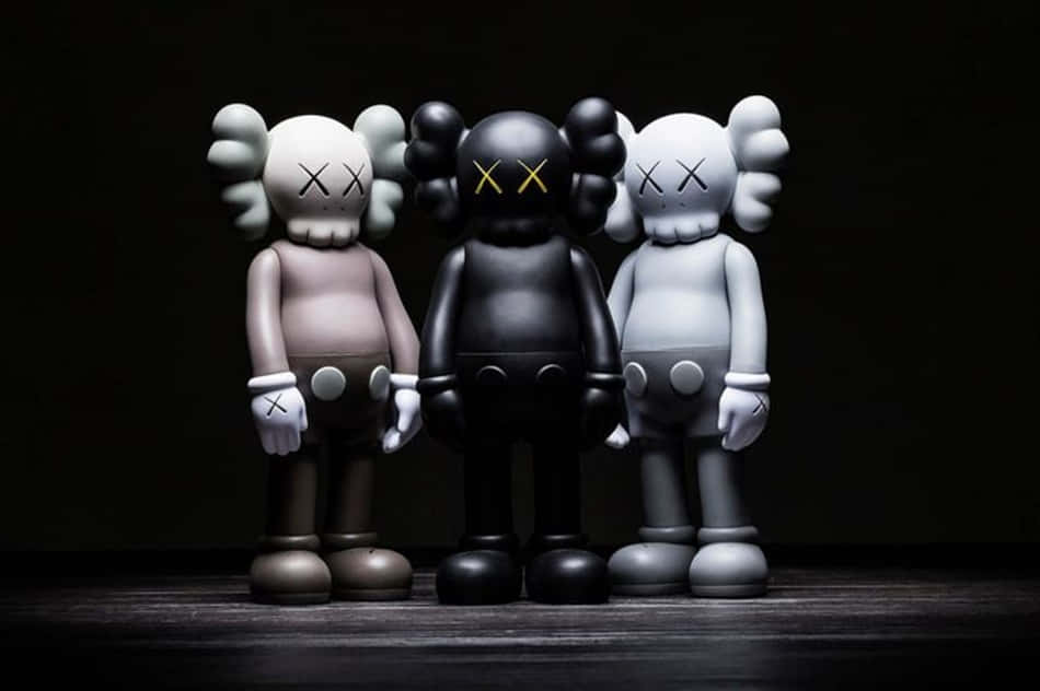 三隻米色、黑色和白色的KAWS Companion公仔排成一排。