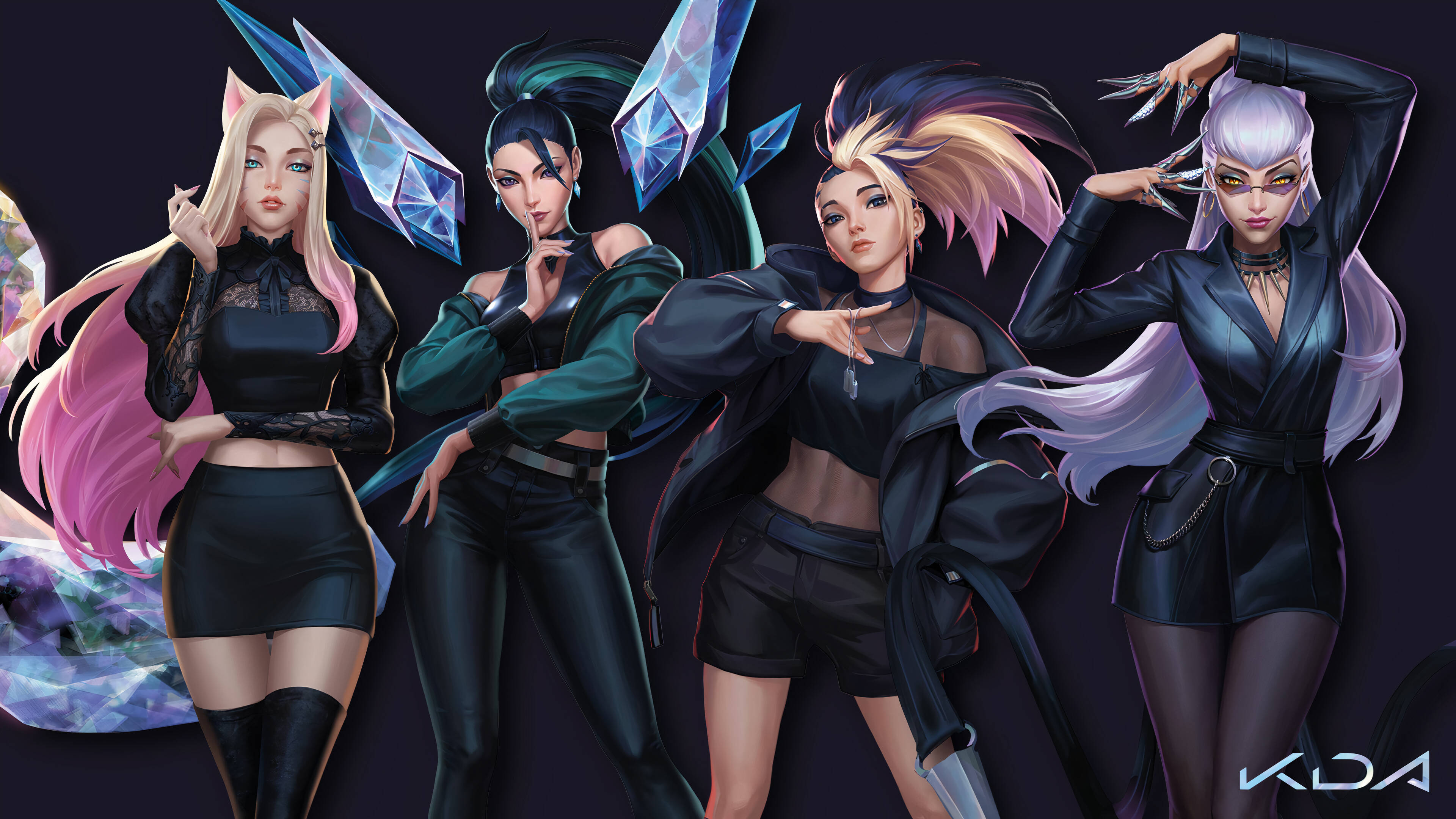 KDA K-Pop 黑色背景 壁紙 — 四個風格化的動漫女性，帶有發光的水晶和戲劇性的頭髮姿勢，背景為深色。
