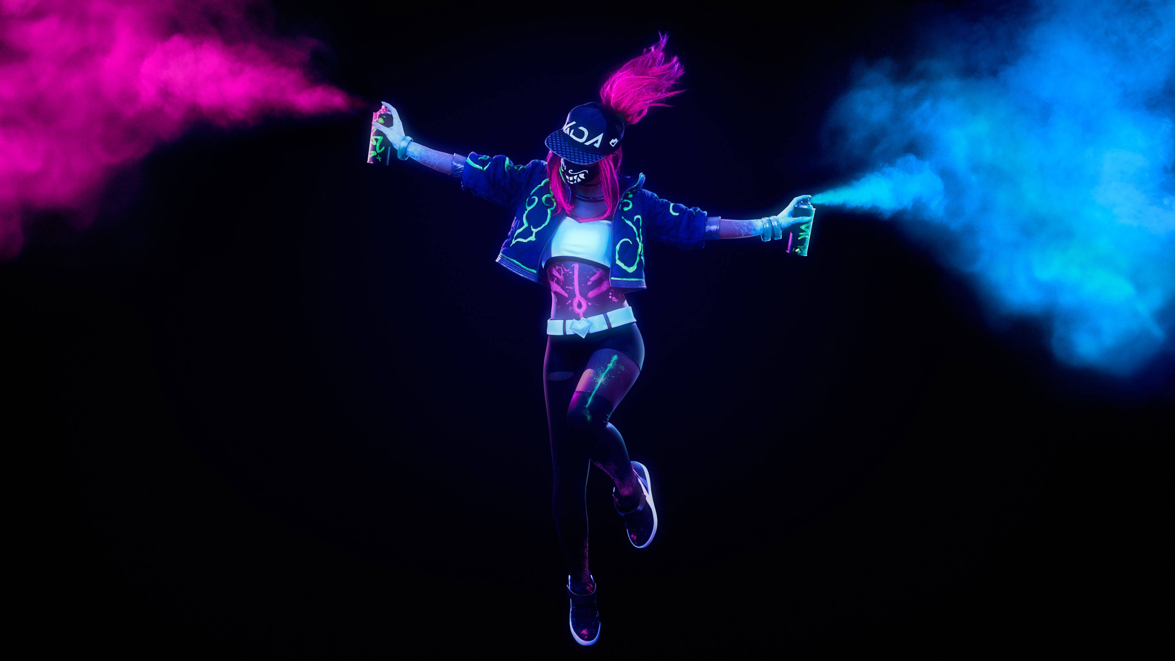 KDA 阿卡利《Pop/stars》同人服裝 HD 壁紙 — 一個身穿霓虹服裝的人物在半空中跳躍，向黑色虛空噴出粉紅色和藍色的煙霧。
