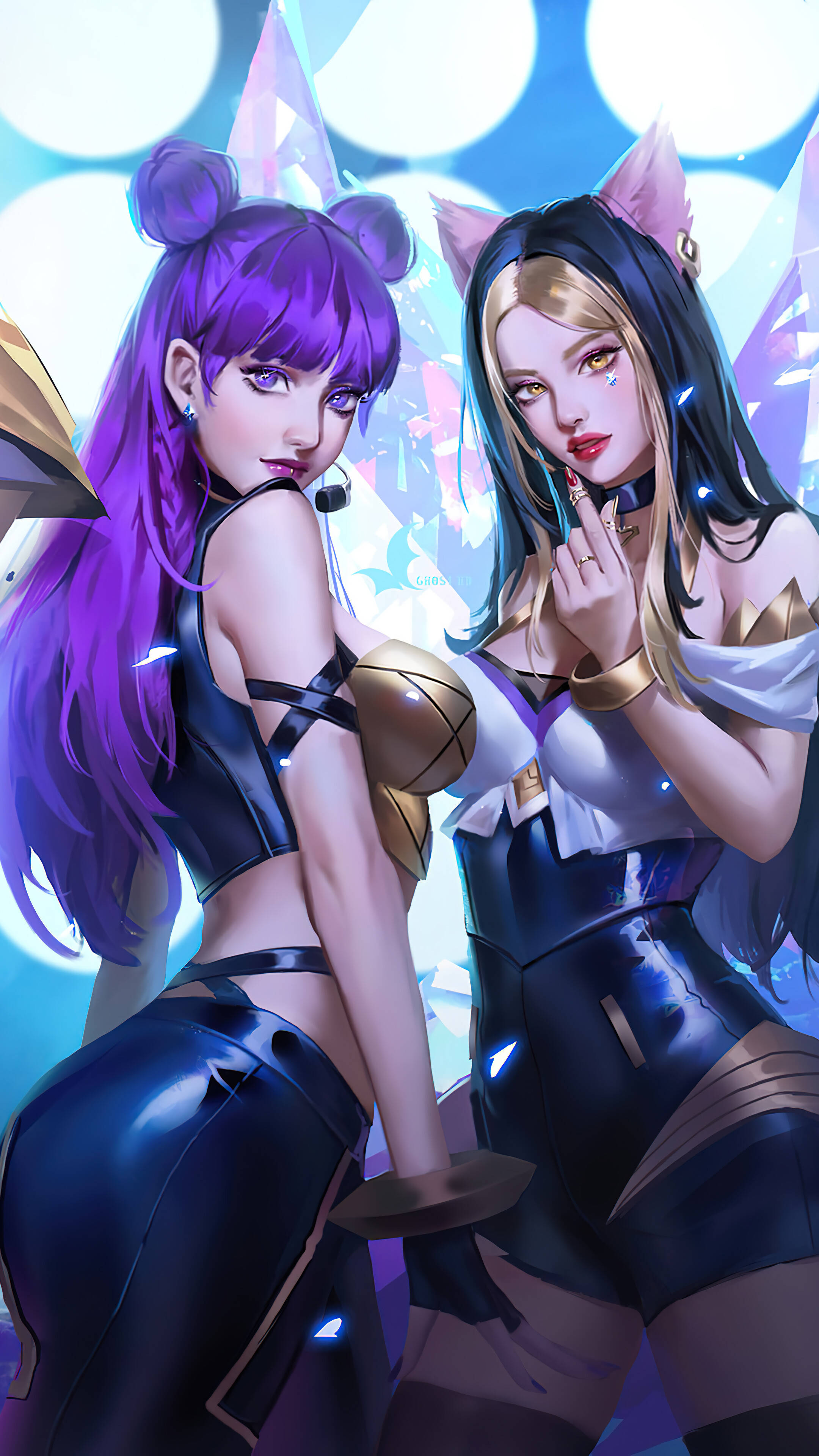 KDA 凱薩與艾瑞莉亞 壁紙 — 兩個動漫風格女性角色，紫色和金色頭髮，在發光的藍色背景前自信地擺姿勢，背景有漂浮的幾何形狀。