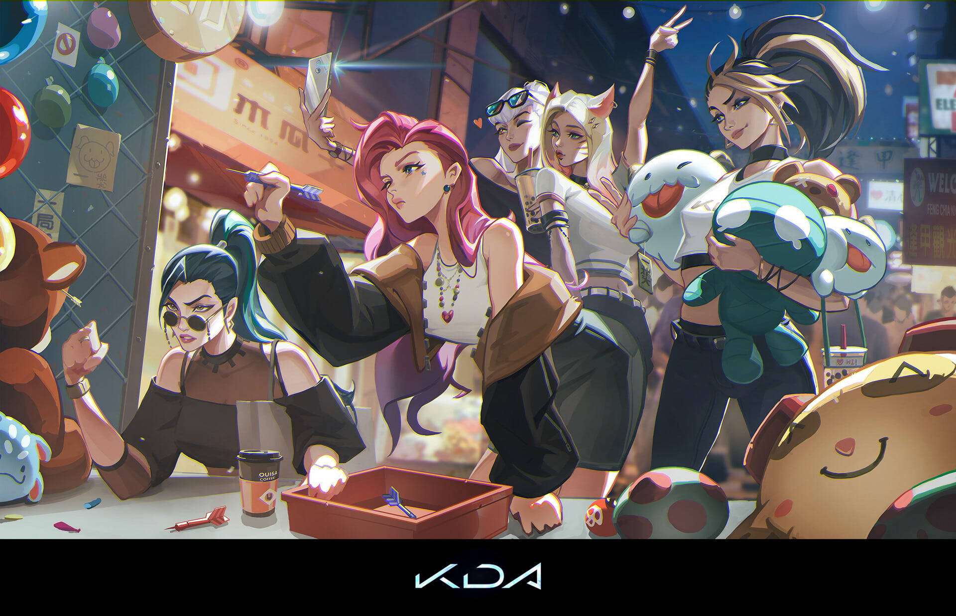Legends 桌布 壁紙 — KDA 女子組合在霓虹燈照亮的遊戲廳中充滿活力地擺姿勢，周圍有毛絨玩具和發光飲料。