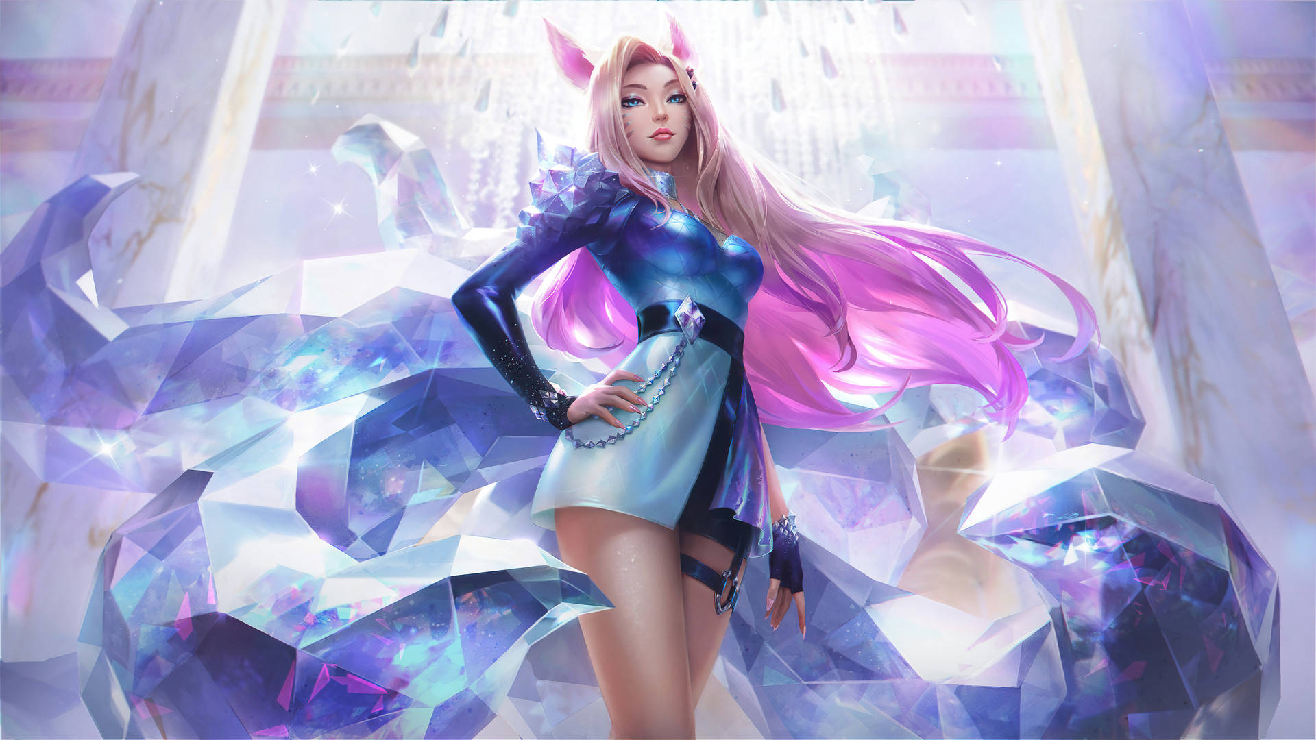 KDA 阿璃《英雄聯盟》 壁紙 — 一位粉紅色頭髮、貓耳朵的動漫女孩自信地站在發光的紫色和藍色水晶 formations 中。