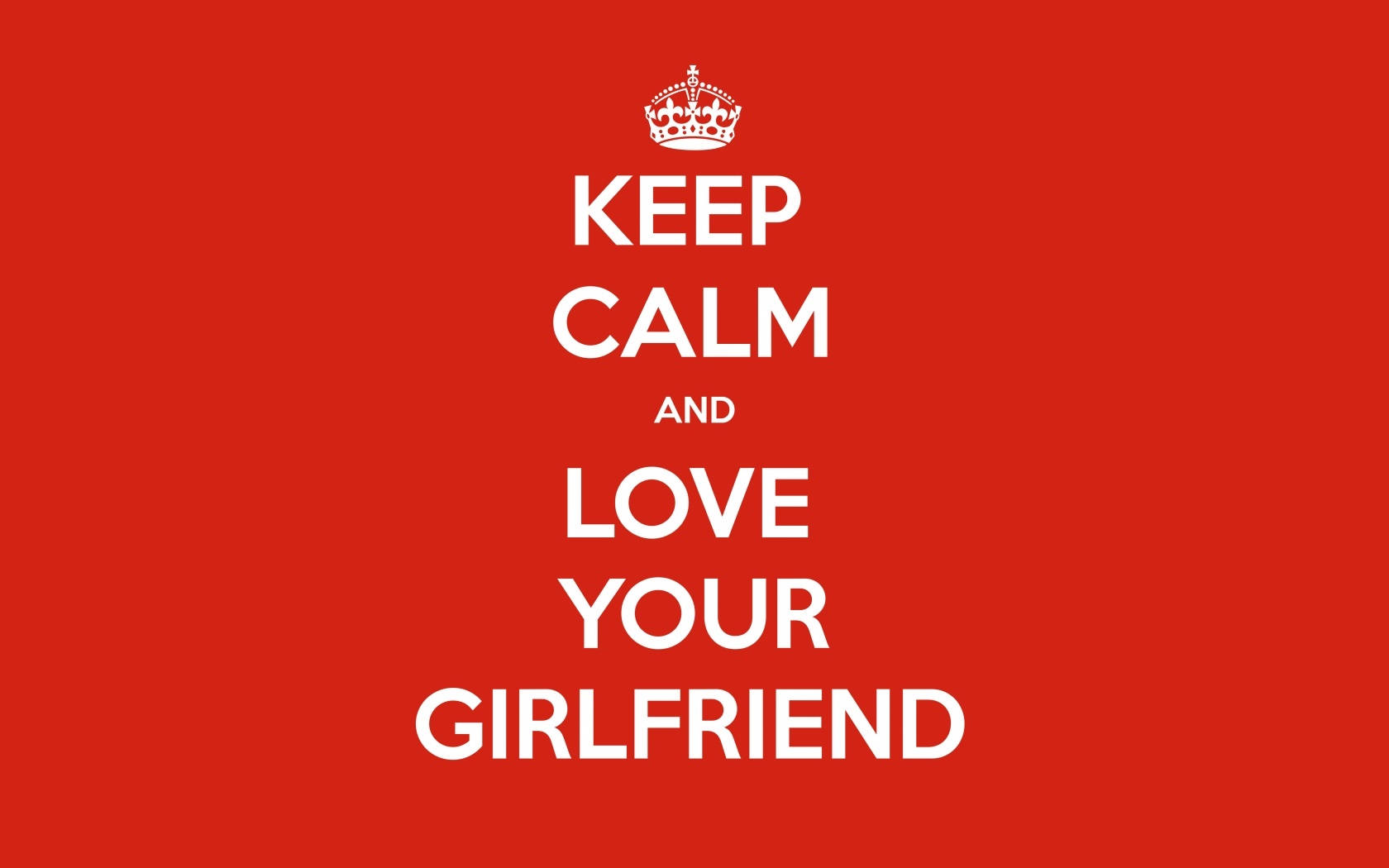 Keep calm and love your girlfriend 海報，白色文字和皇冠在紅色背景上。