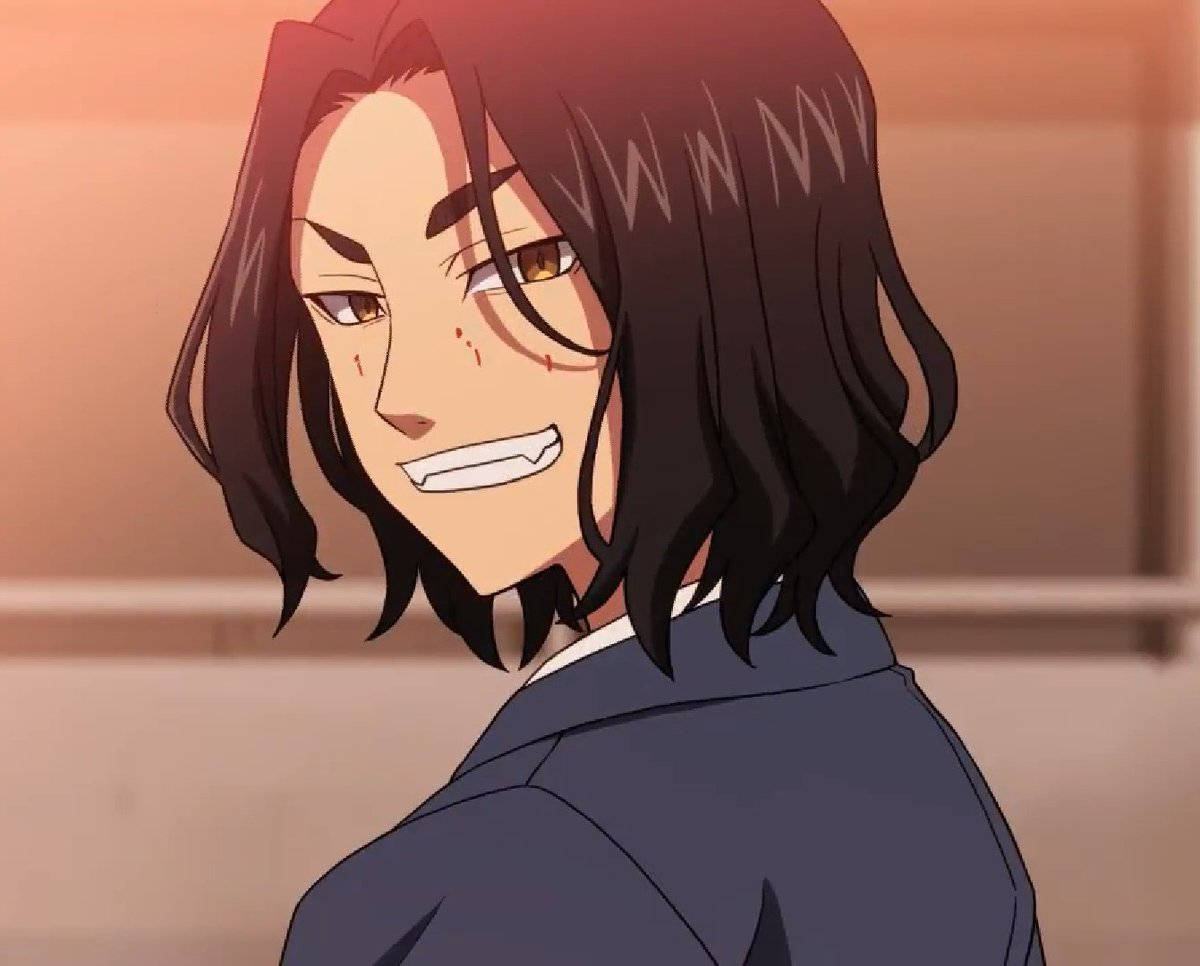 Keisuke Baji 穿西裝 壁紙 — 一個自信的動漫角色，深色頭髮，帶著冷笑，在暖色背景上轉過肩膀。