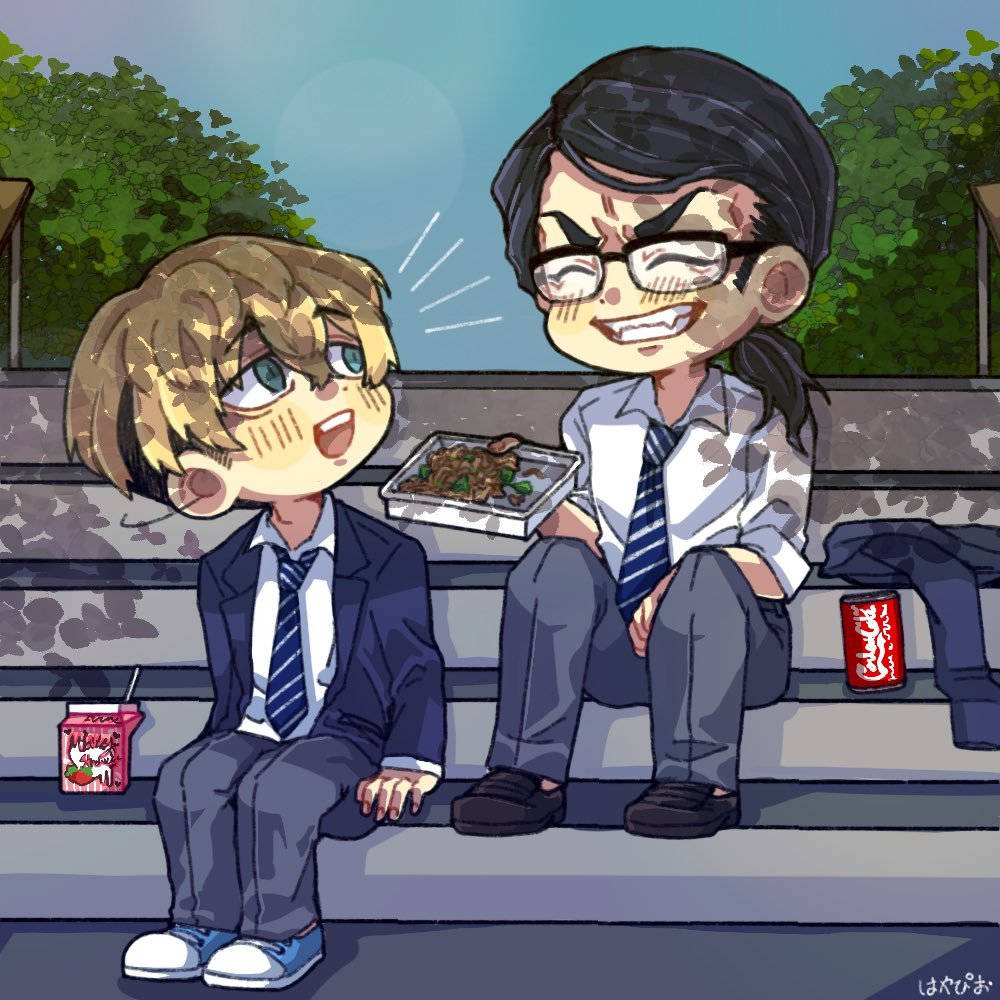 Keisuke Baji 與副隊長分享午餐 壁紙 — 兩個穿著校服的動畫男學生坐在石階上，開心地分享一頓飯。
