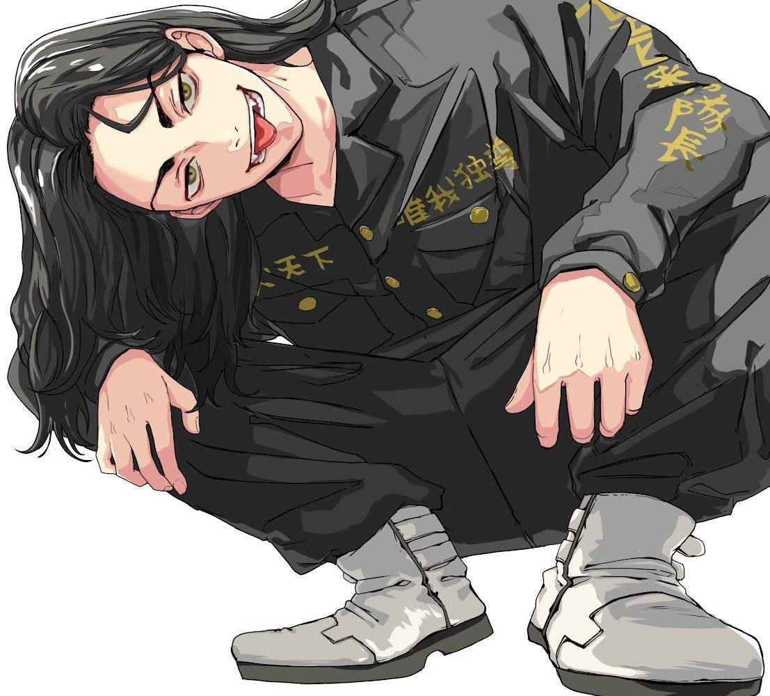 Keisuke Baji 蹲姿 壁紙 — 一個擁有長長黑髮和邪惡笑容的動漫角色，穿著帶有金色字樣的深色制服蹲著。
