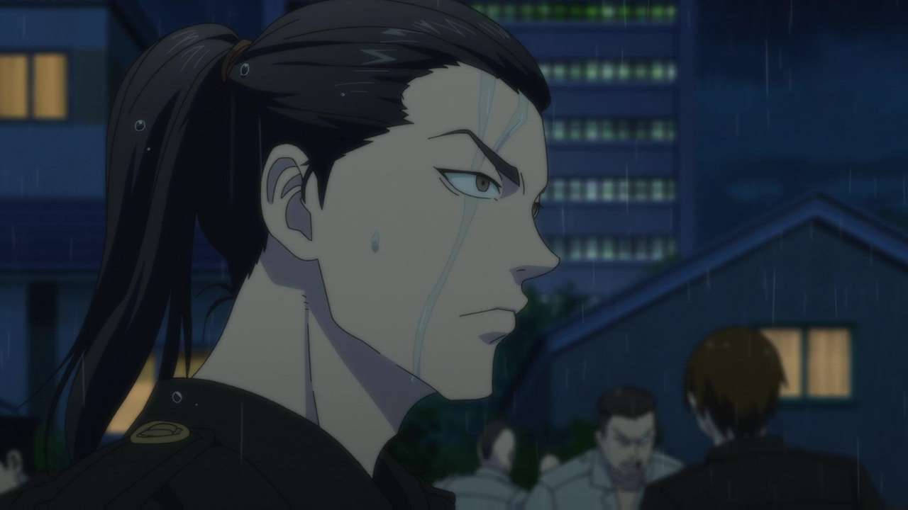 Keisuke Baji 雨中戰鬥 壁紙 — 一個嚴肅的動畫男人紮著馬尾，在夜晚的雨中站立，淚水劃過他的臉龐，背景是城市。