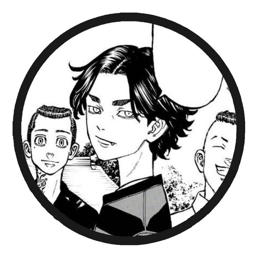 Keisuke Baji 黑白圖標 壁紙 — 一個黑白圓形動漫肖像，描繪三位微笑的年輕男性，各有獨特的髮型和表情。