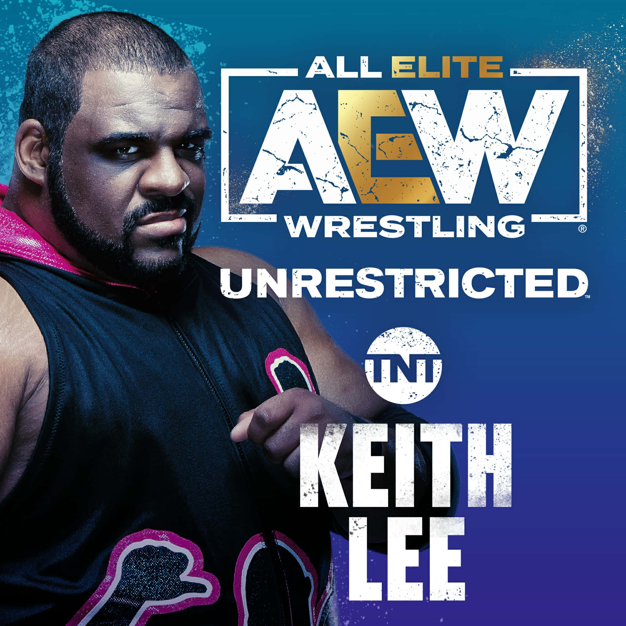 Keith Lee All Elite Wrestling宣傳海報 壁紙 — Keith Lee 穿著黑色和粉紅色摔角緊身衣，在帶有紋理的藍色背景上，帶有 AEW 品牌標誌，凝視著。