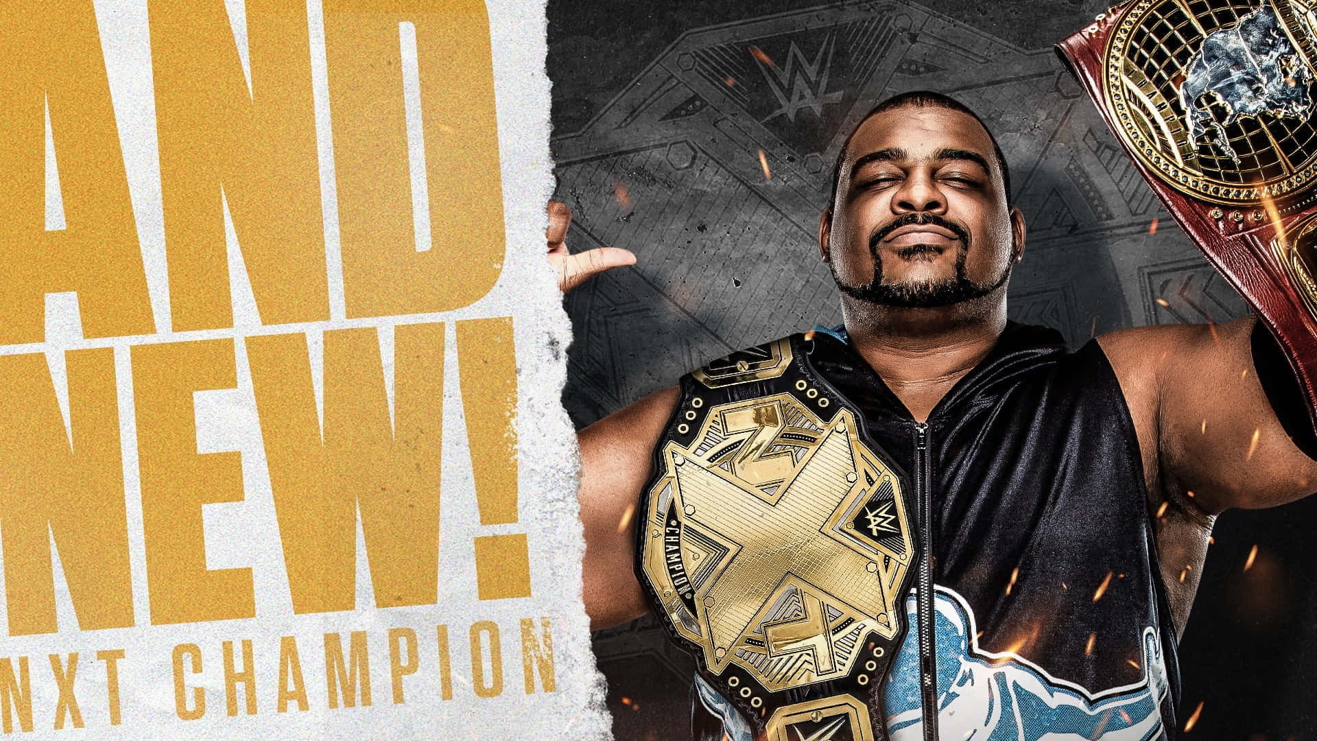 Keith Lee WWE NXT大美國冠軍 壁紙 — WWE摔角手慶祝成為新任NXT冠軍，手持冠軍腰帶，伴隨火花四濺和粗體金色文字宣告他的勝利。