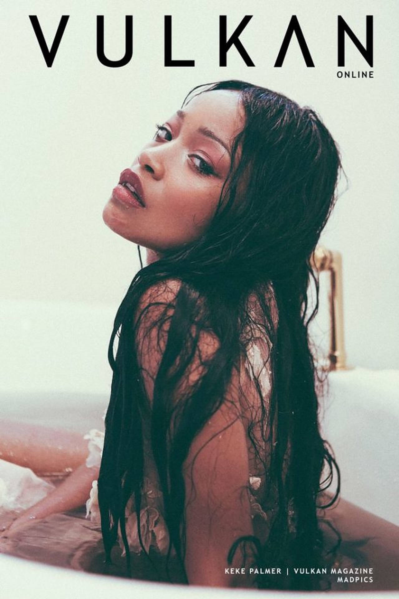 Keke Palmer Vulkan 雜誌封面 壁紙 — 一位濕黑髮的女性躺臥在白色浴缸中，在柔和燈光下以平靜的表情向上凝視。