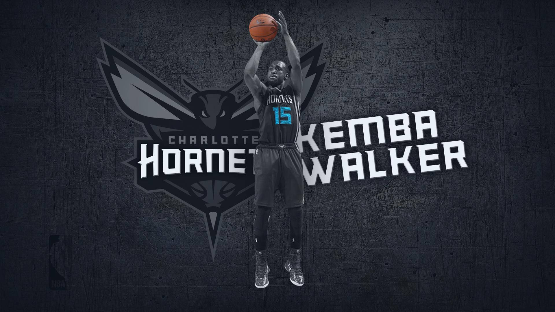 Kemba Walker 動作瞬間 - 夏洛特黃蜂隊單色影像 壁紙 — 籃球運動員Kemba Walker在半空中投籃，球在頭頂上方，背景為深色紋理，帶有夏洛特黃蜂隊標誌和他的名字。